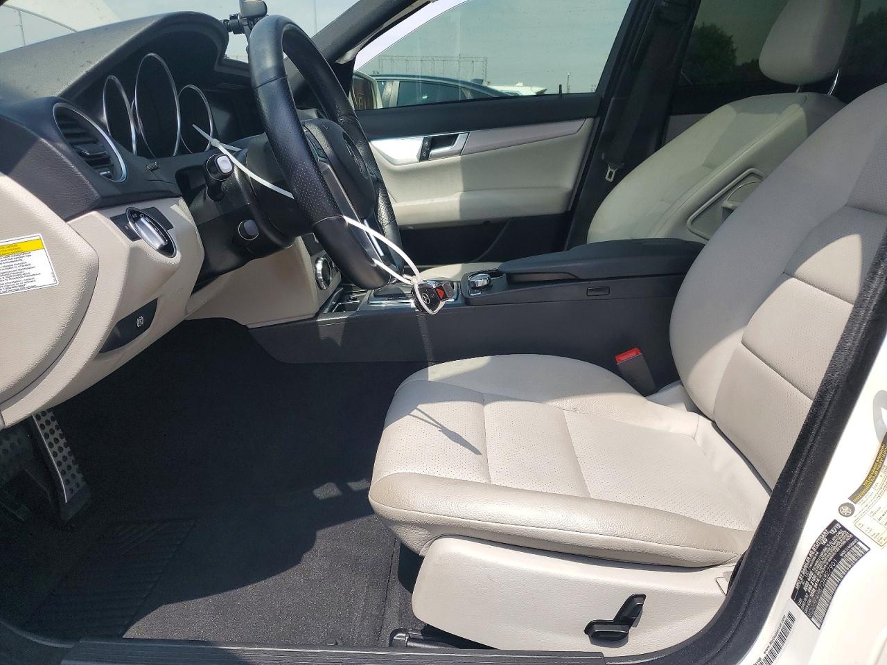 2013 Mercedes-benz C 250 White vin: WDDGF4HB7DA827901