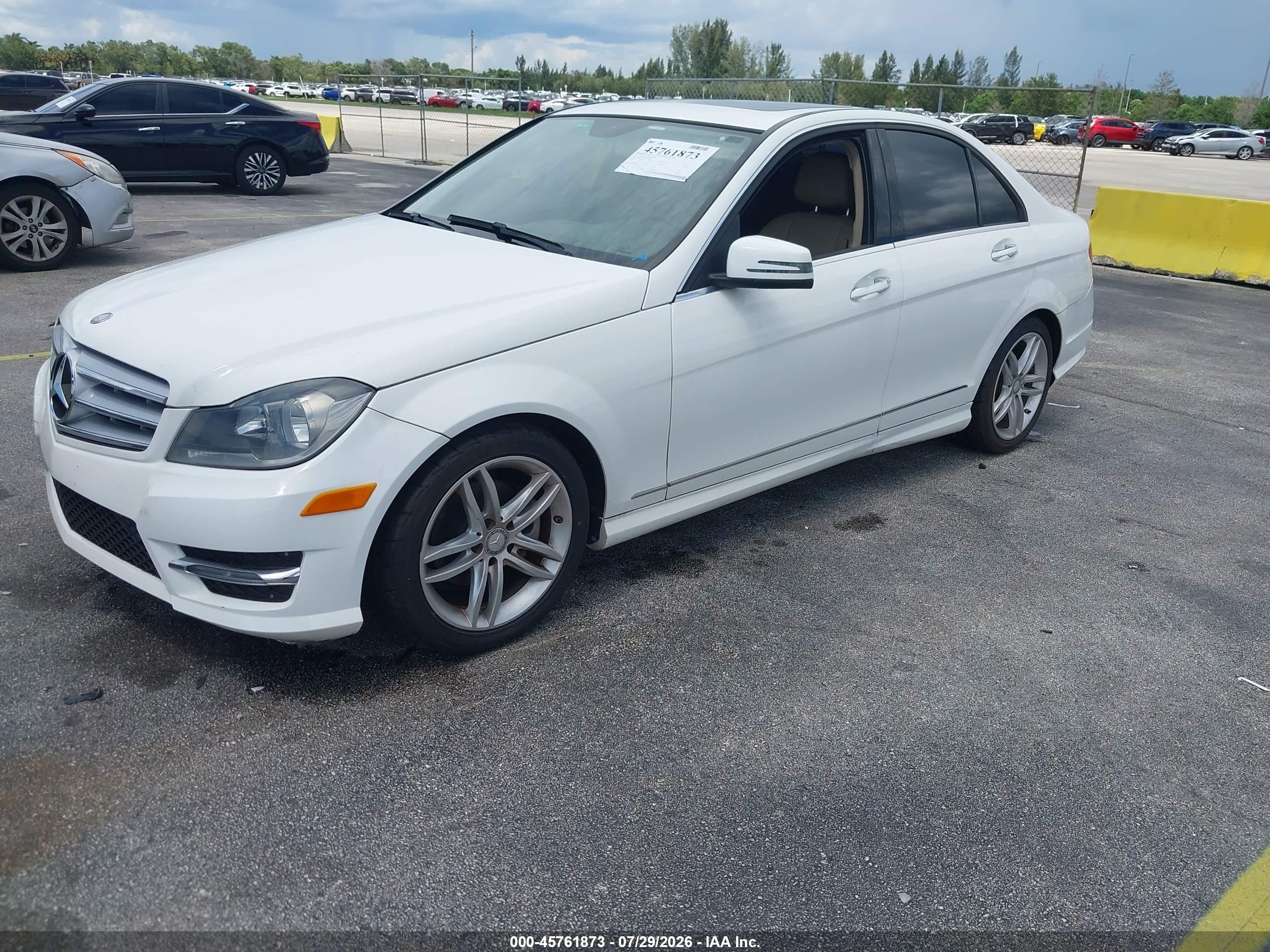 2013 Mercedes-benz C 250 Sport Белый vin: WDDGF4HB7DA868206