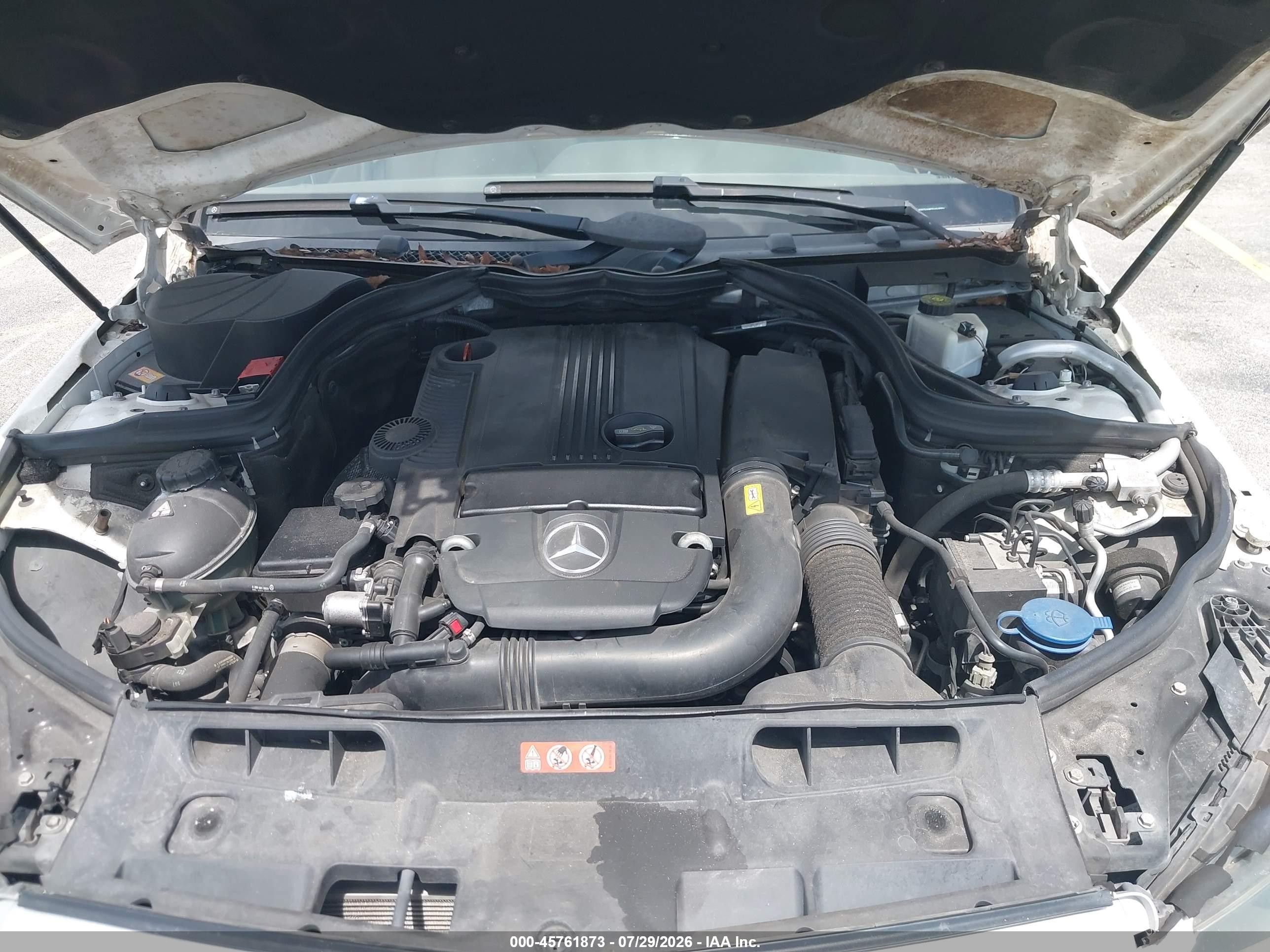 2013 Mercedes-benz C 250 Sport Белый vin: WDDGF4HB7DA868206