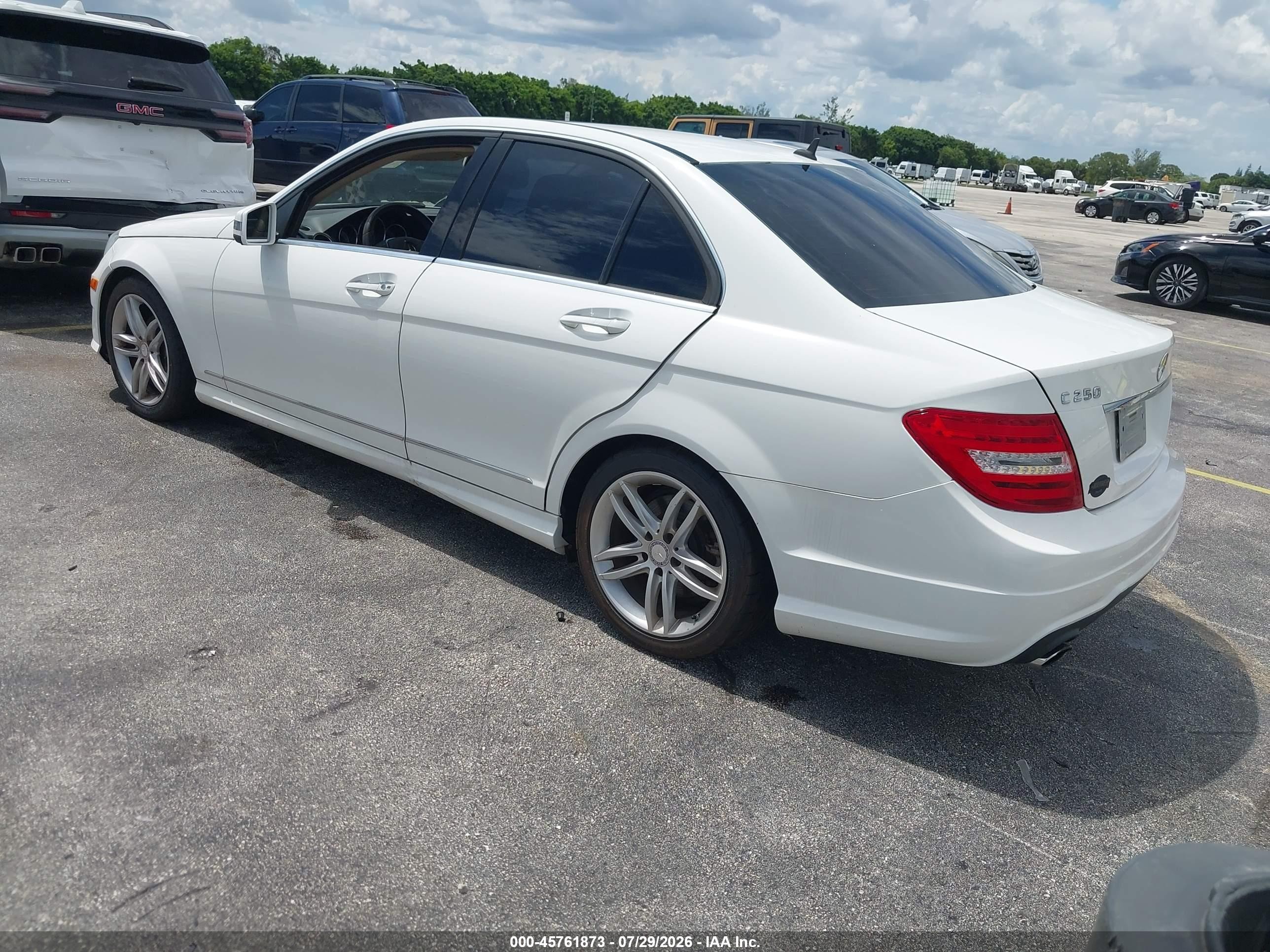 2013 Mercedes-benz C 250 Sport Белый vin: WDDGF4HB7DA868206