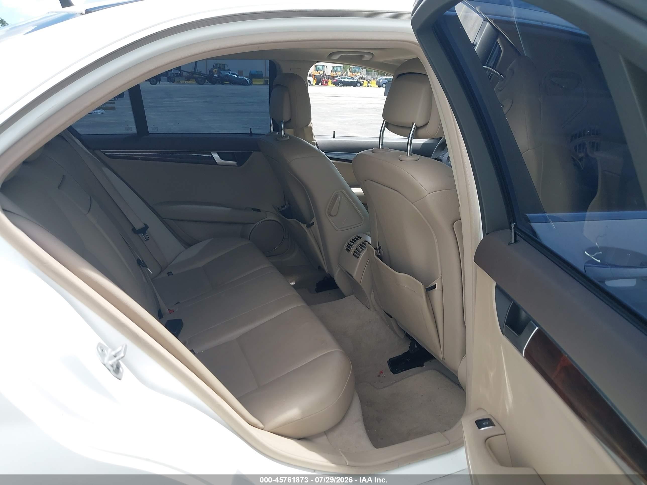 2013 Mercedes-benz C 250 Sport Белый vin: WDDGF4HB7DA868206