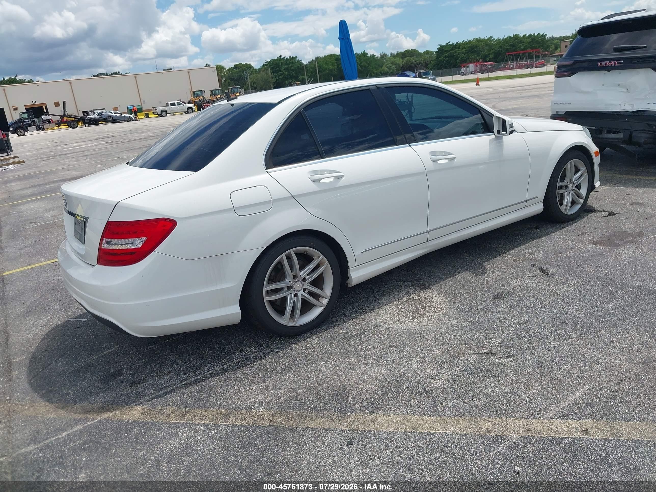 2013 Mercedes-benz C 250 Sport Белый vin: WDDGF4HB7DA868206