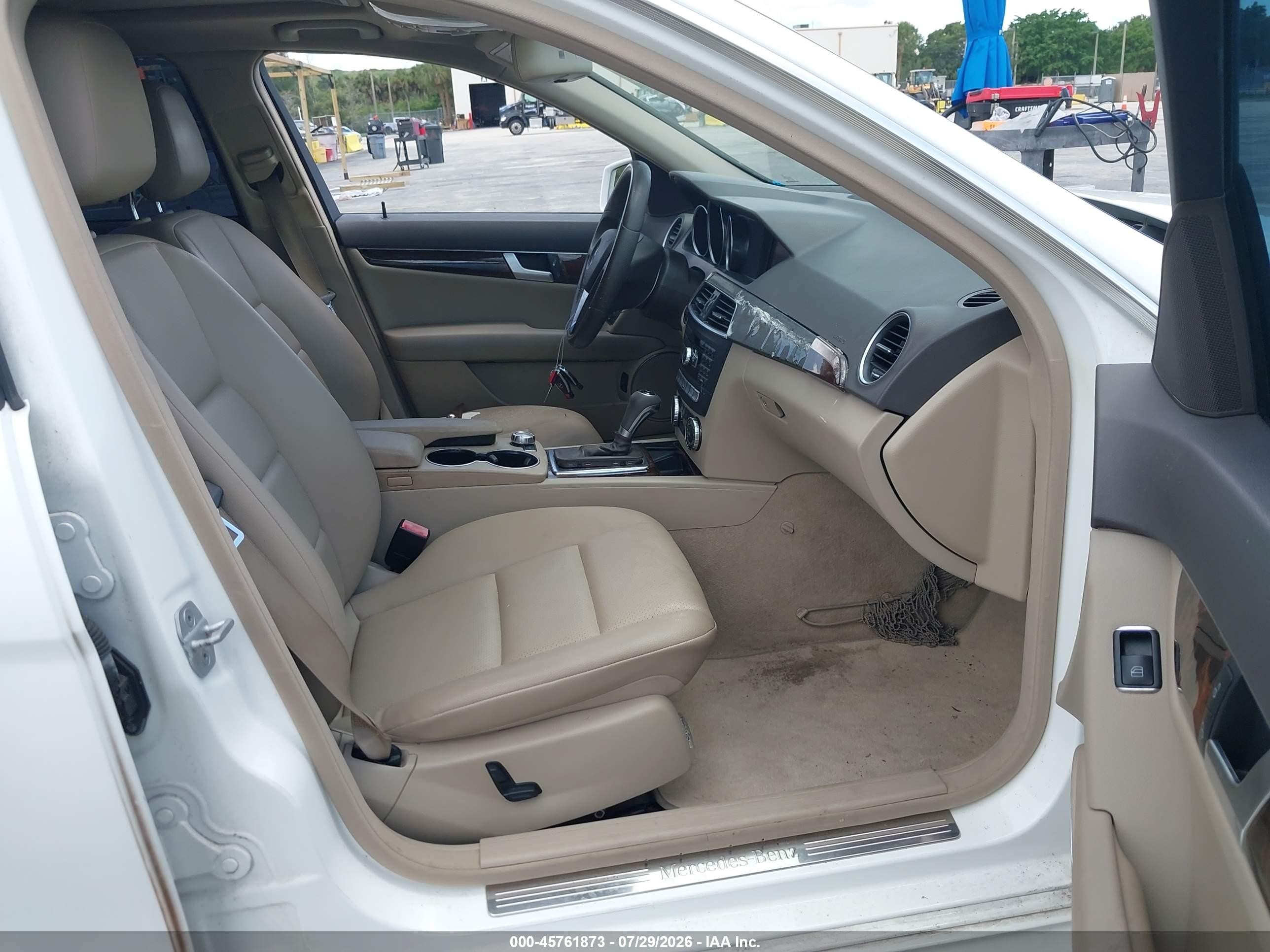 2013 Mercedes-benz C 250 Sport Белый vin: WDDGF4HB7DA868206