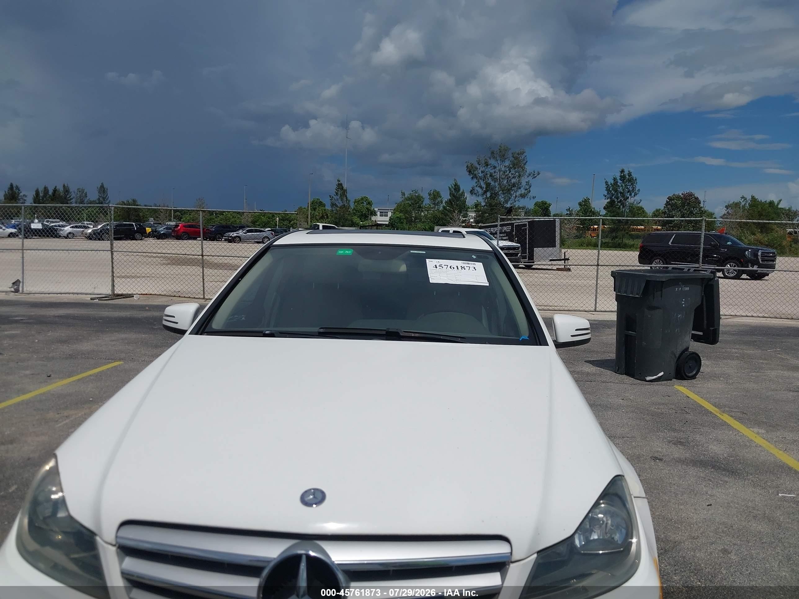 2013 Mercedes-benz C 250 Sport Белый vin: WDDGF4HB7DA868206