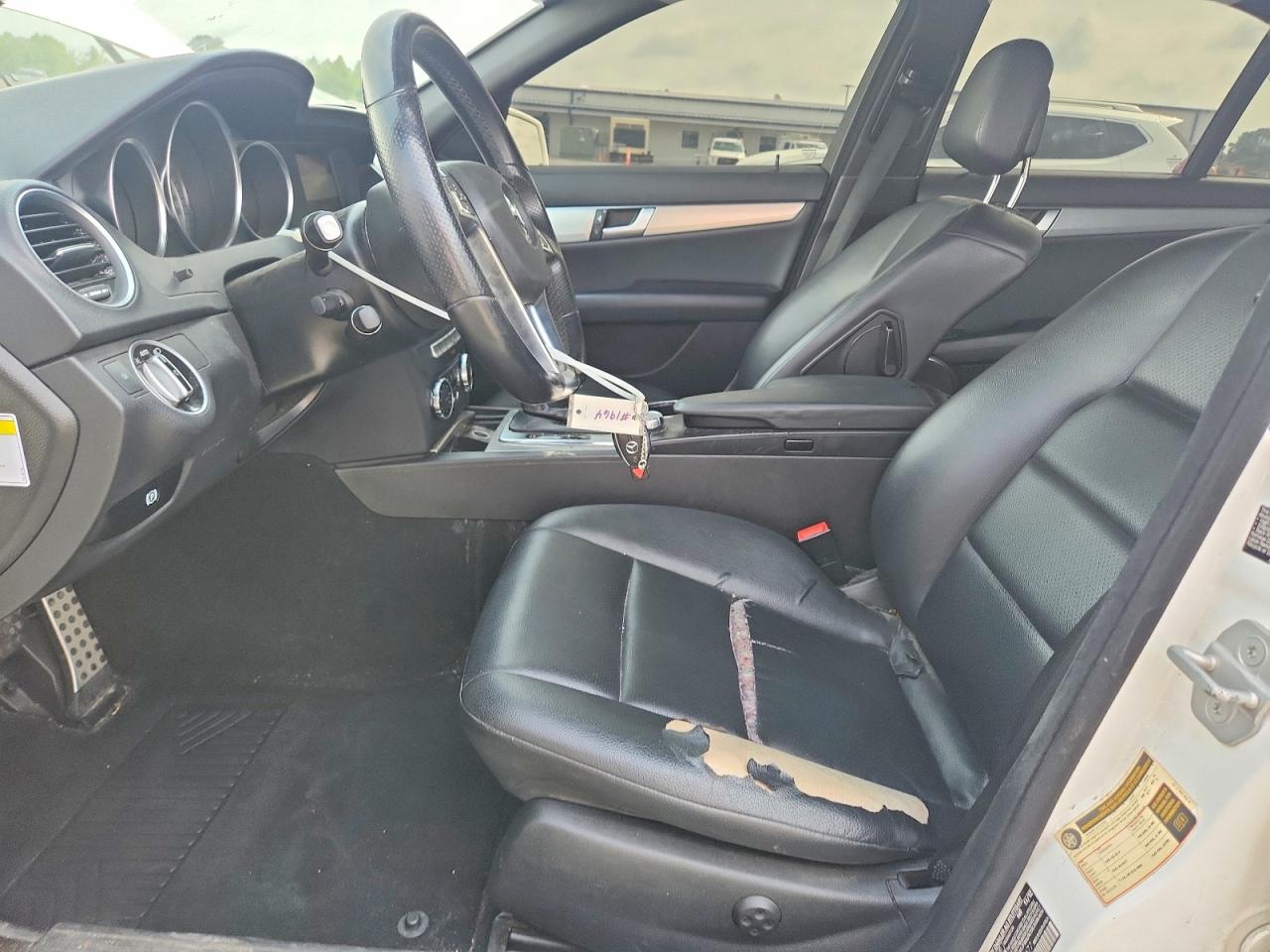 2013 Mercedes-benz C 250 White vin: WDDGF4HB7DR269677