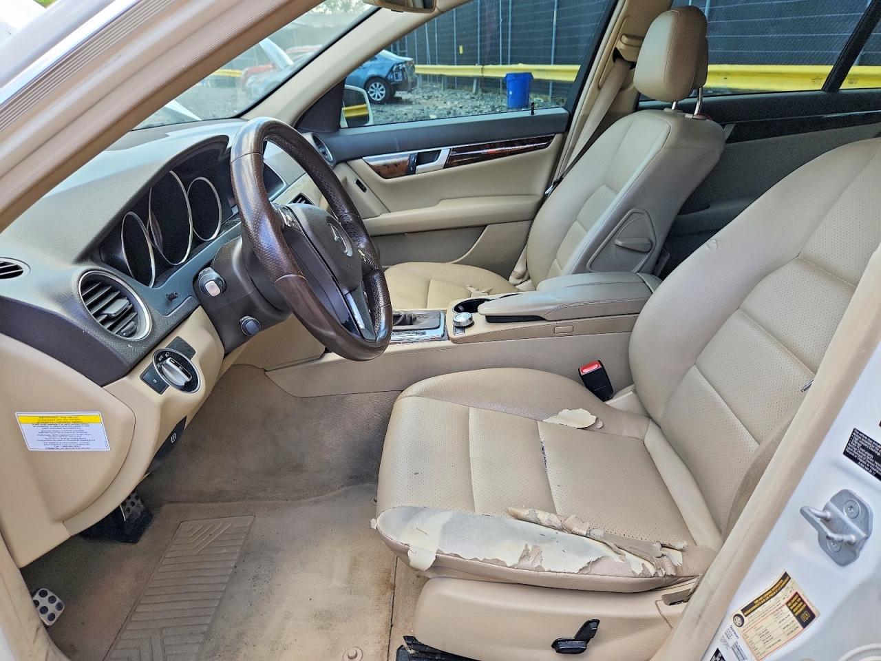 2013 Mercedes-benz C 250 White vin: WDDGF4HB7DR280825