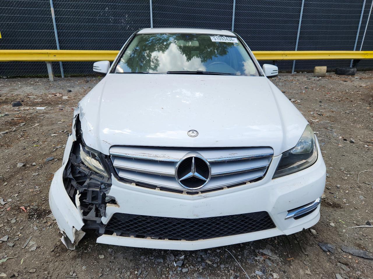 2013 Mercedes-benz C 250 White vin: WDDGF4HB7DR280825