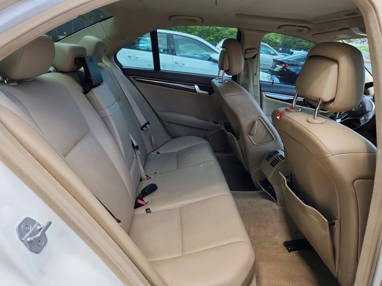 2013 Mercedes-benz C 250 White vin: WDDGF4HB7DR280825