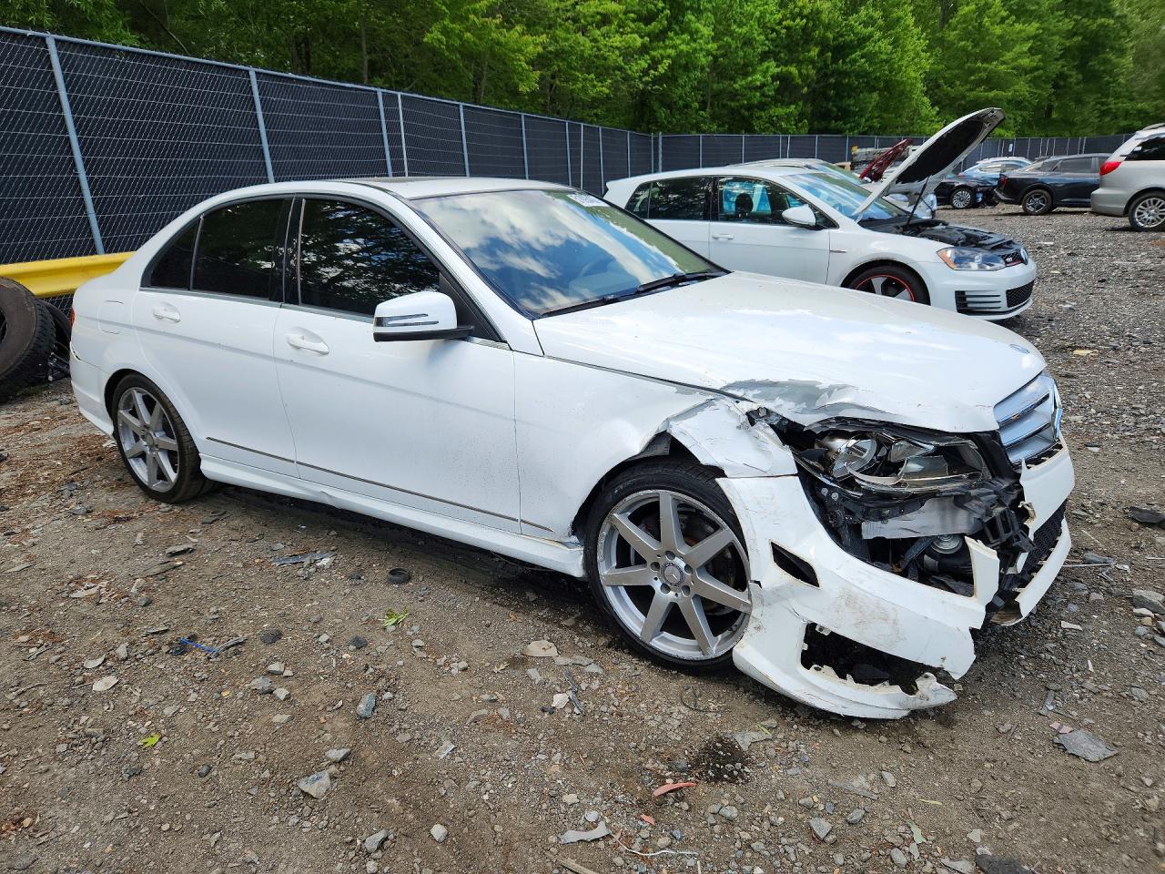 2013 Mercedes-benz C 250 White vin: WDDGF4HB7DR280825