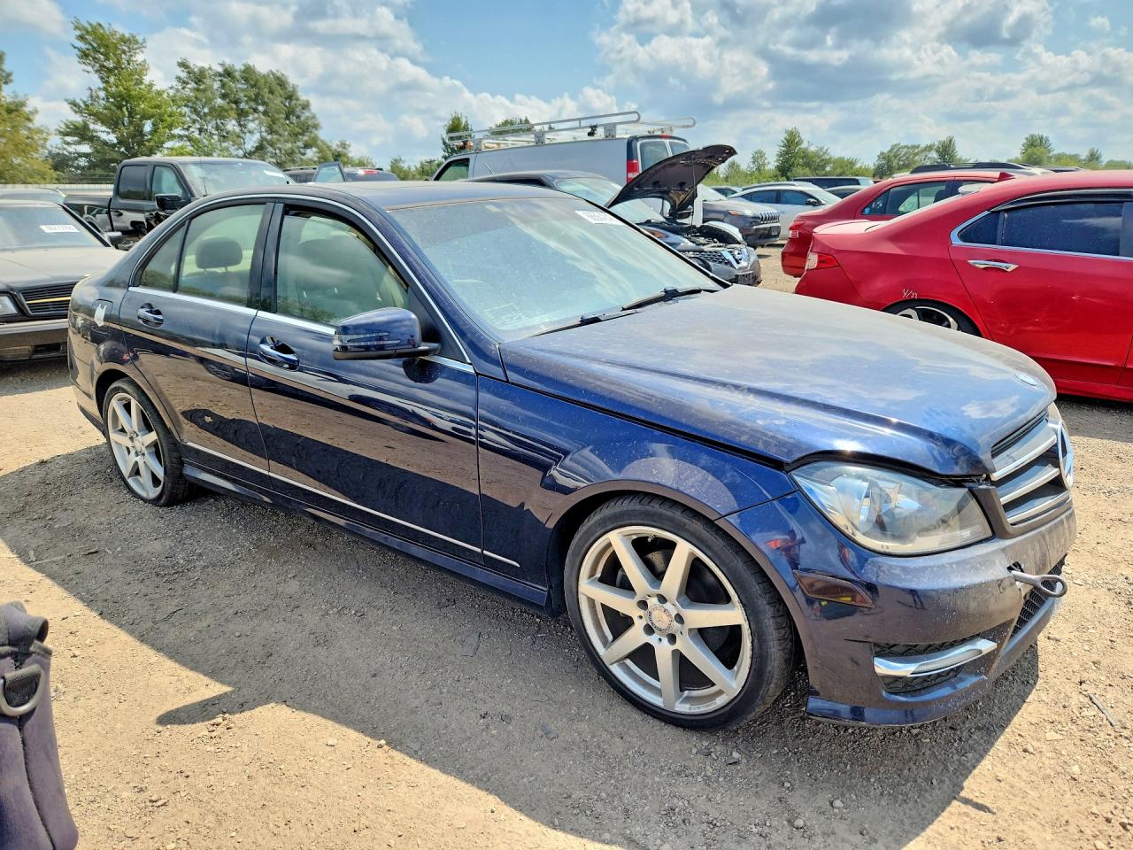 2014 Mercedes-benz C 250 Синий vin: WDDGF4HB7EA959333
