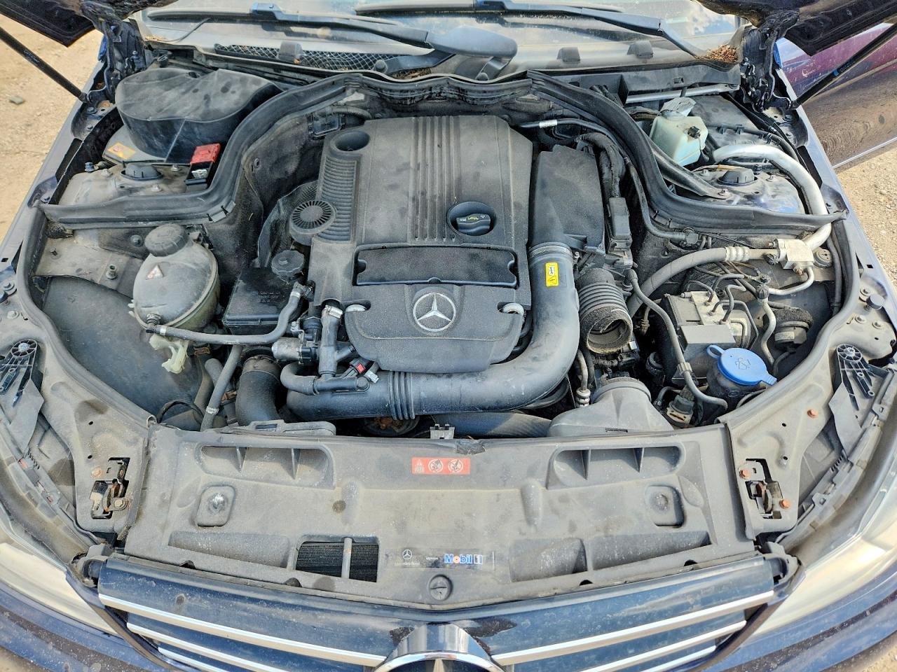 2014 Mercedes-benz C 250 Синий vin: WDDGF4HB7EA959333
