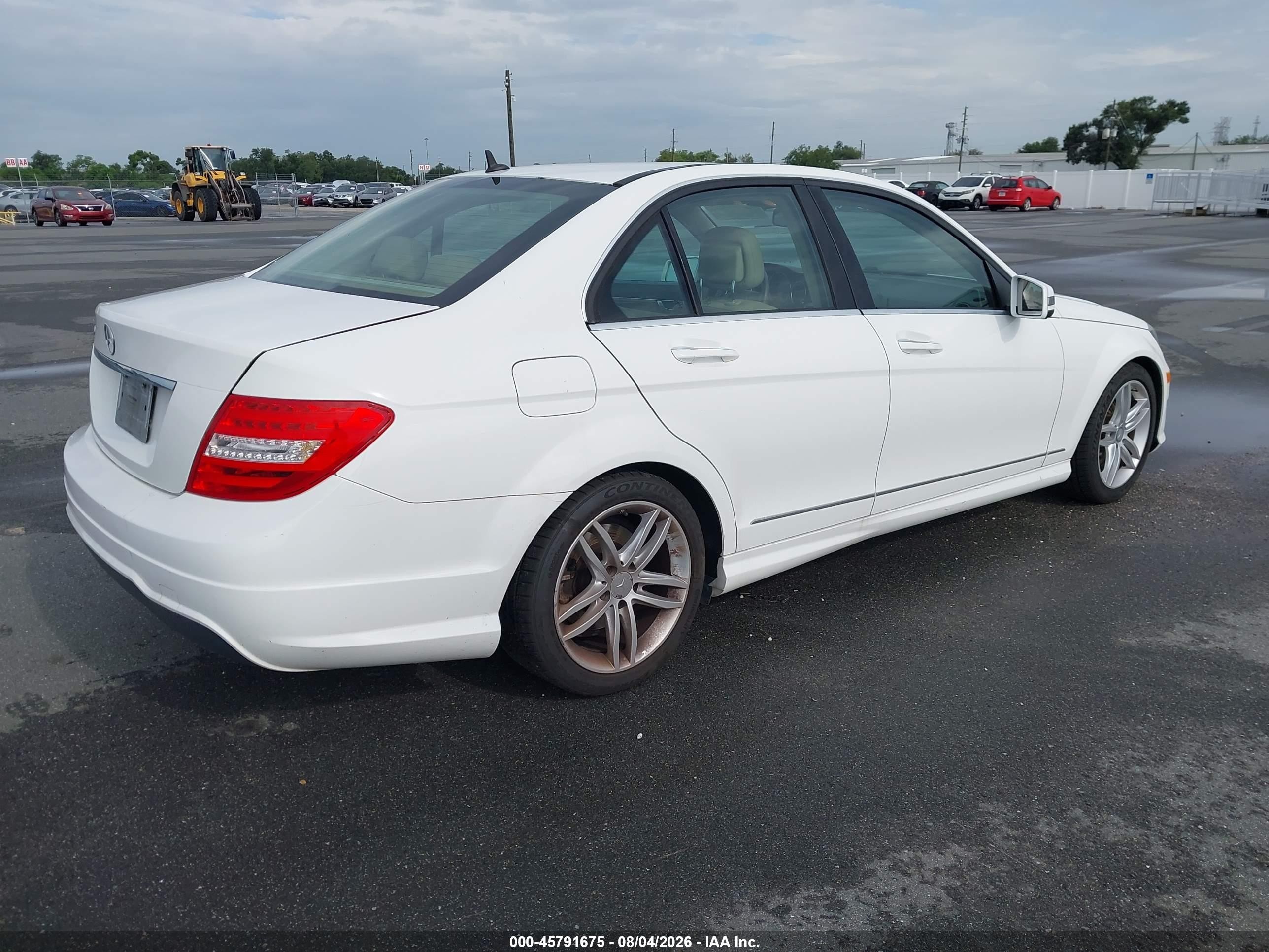 2014 Mercedes-benz C 250 Sport Белый vin: WDDGF4HB7EA961292