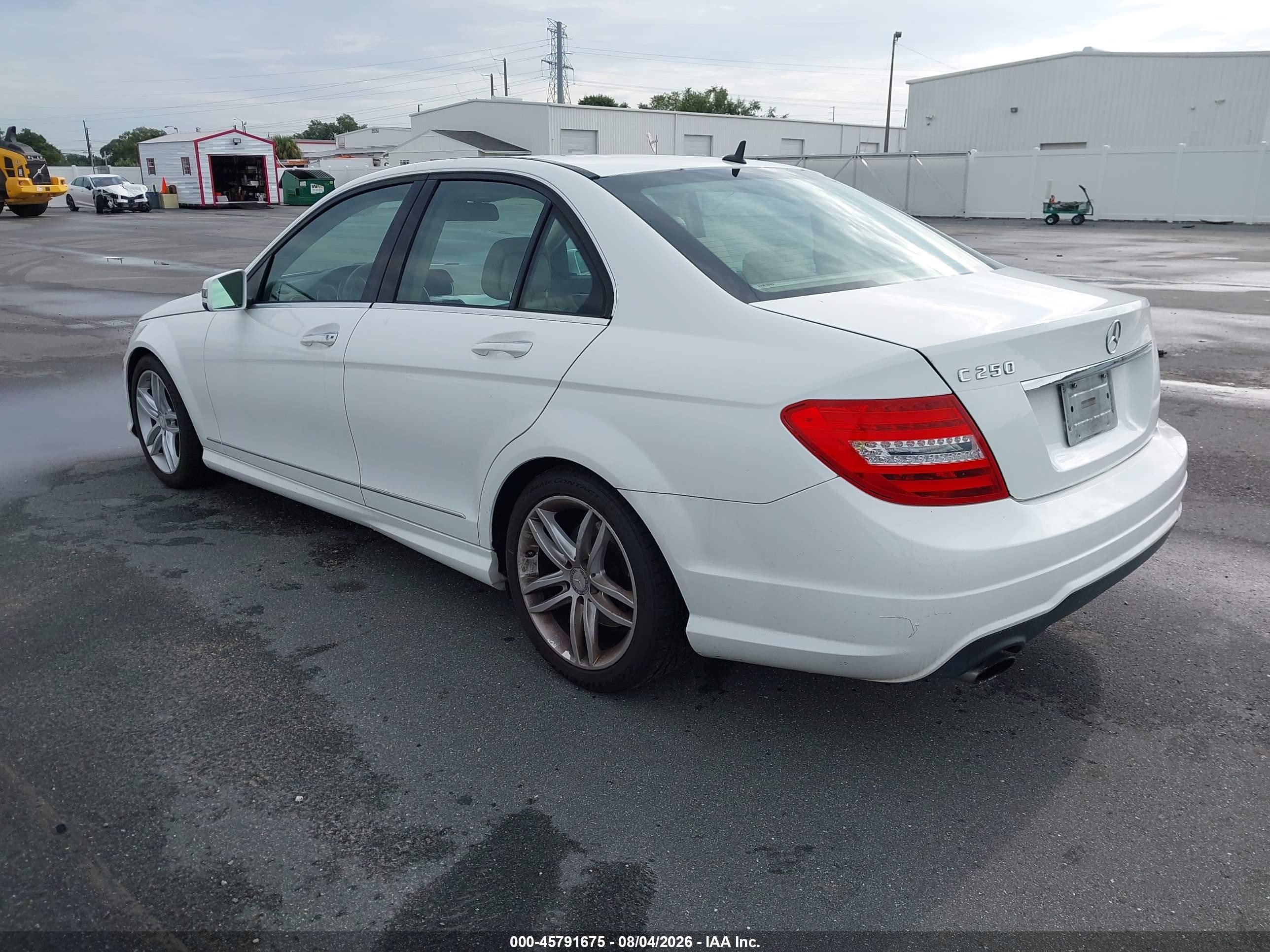 2014 Mercedes-benz C 250 Sport Белый vin: WDDGF4HB7EA961292