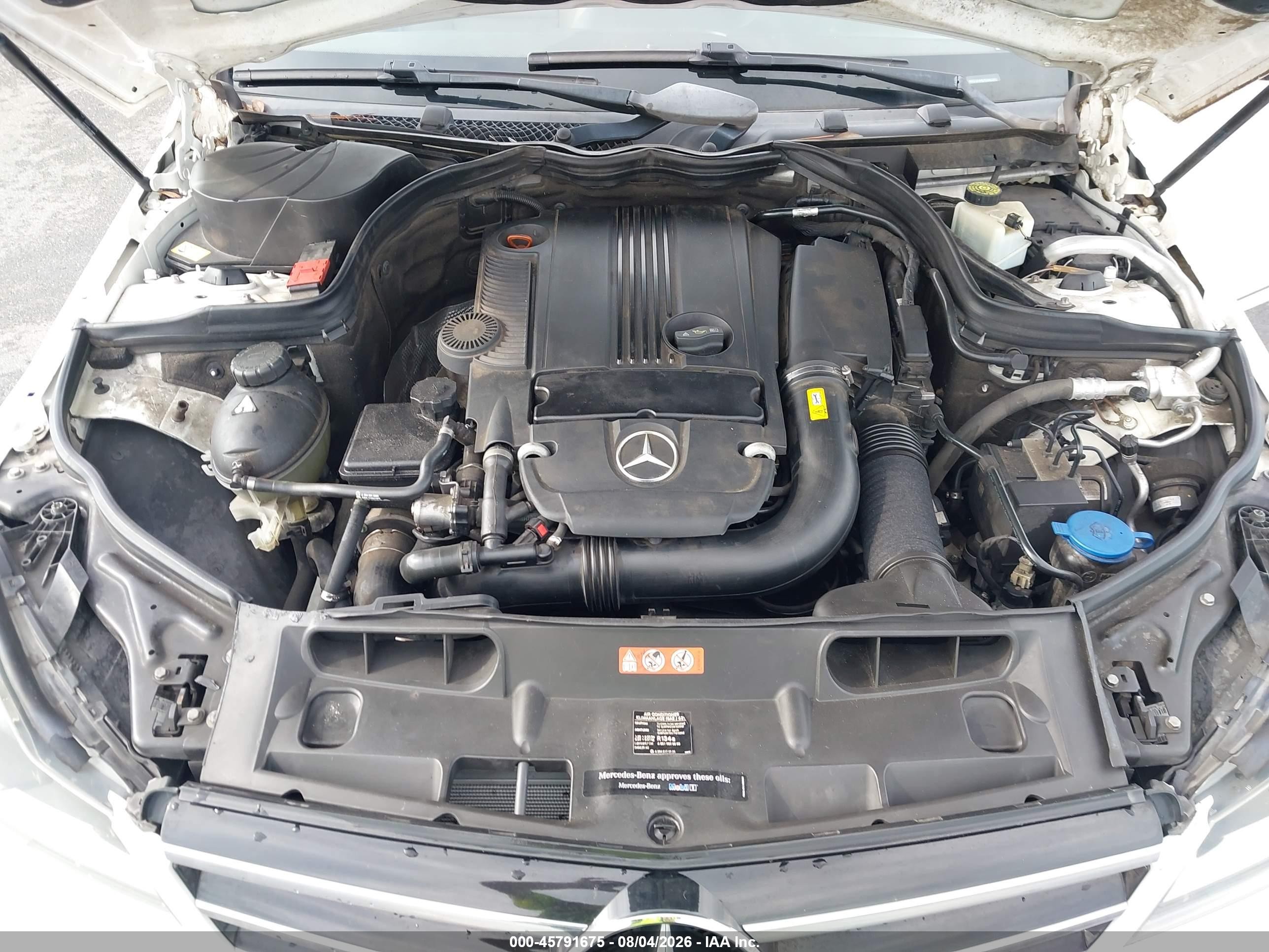 2014 Mercedes-benz C 250 Sport Белый vin: WDDGF4HB7EA961292