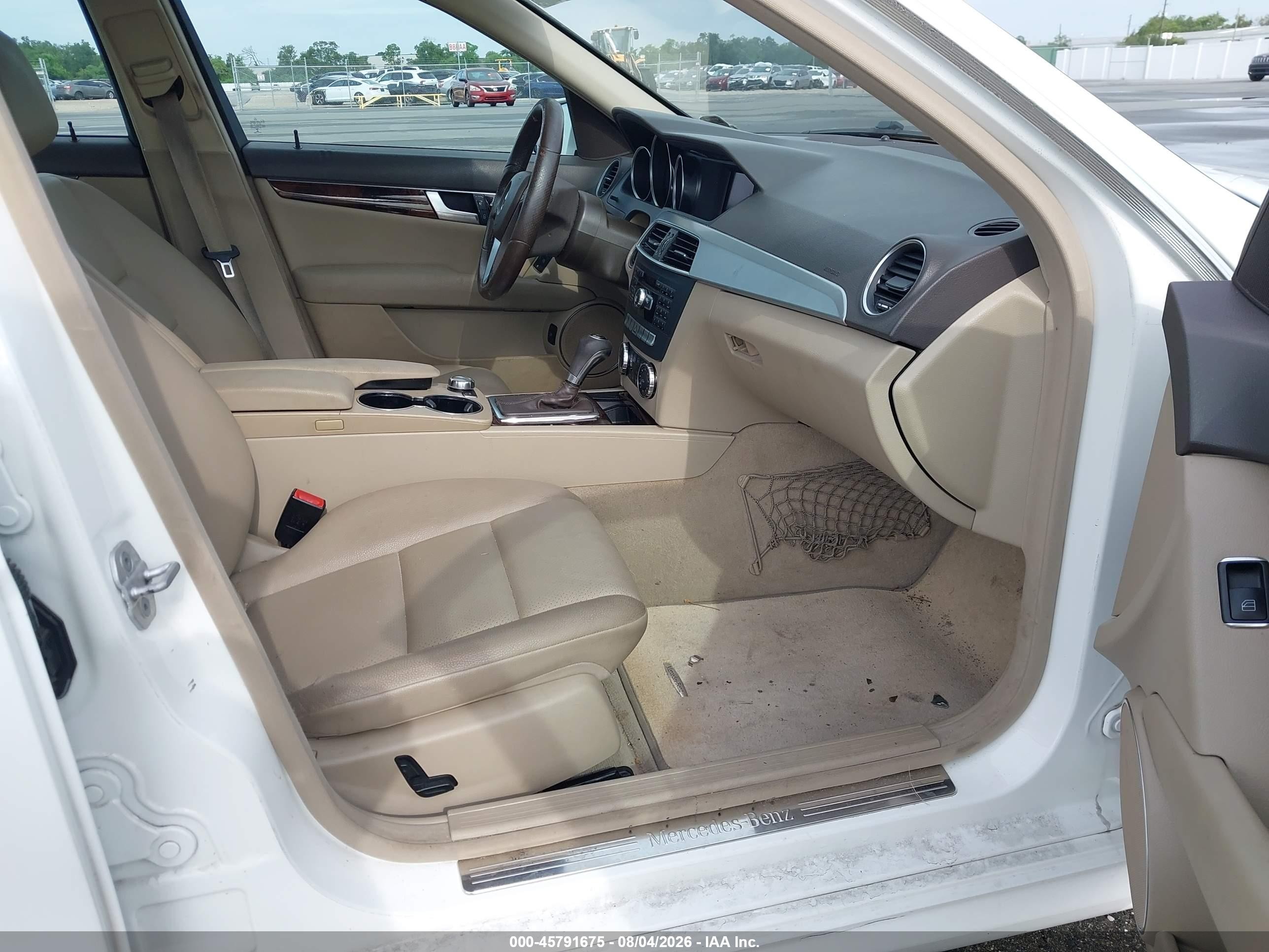 2014 Mercedes-benz C 250 Sport Белый vin: WDDGF4HB7EA961292