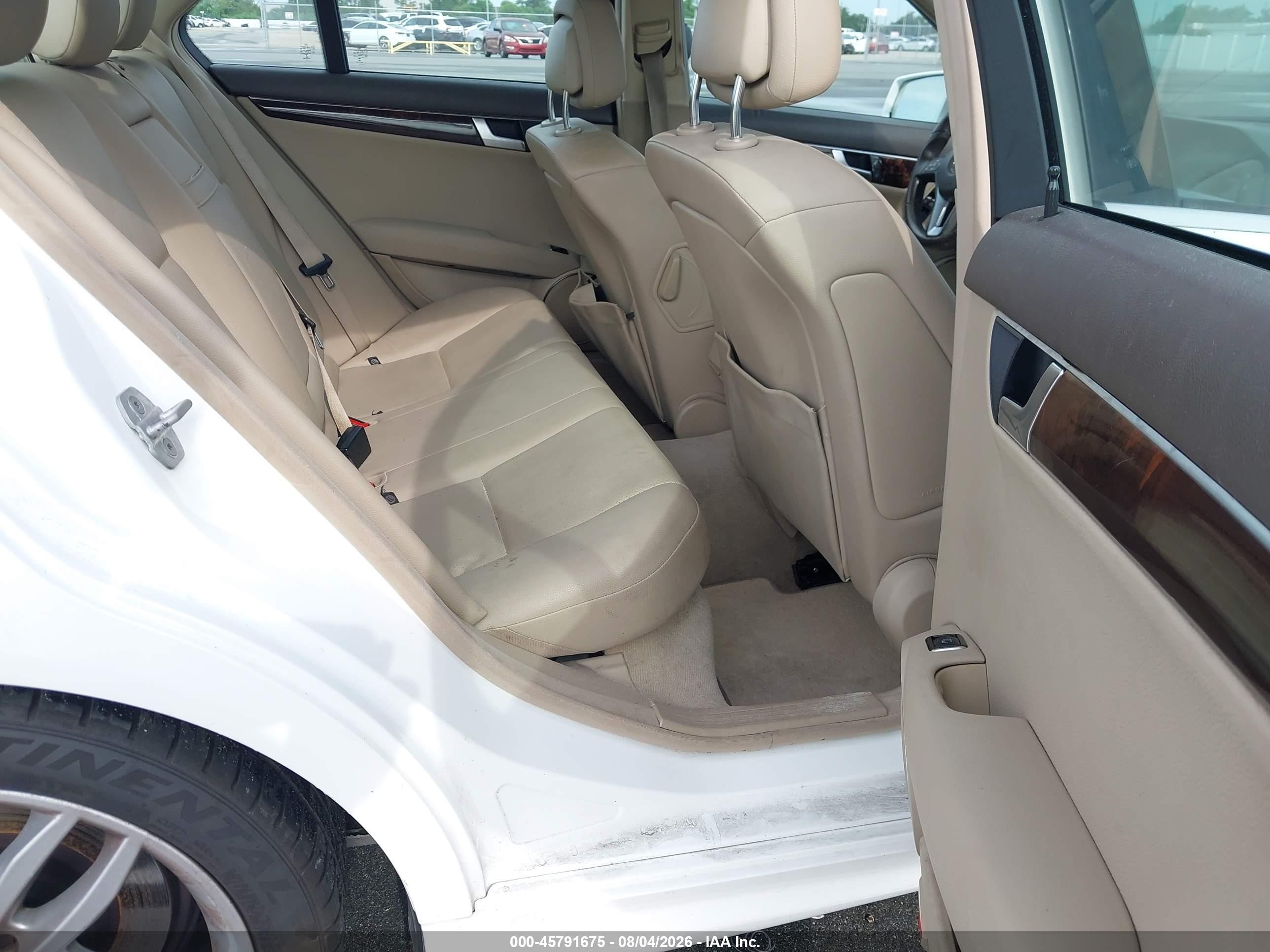 2014 Mercedes-benz C 250 Sport Белый vin: WDDGF4HB7EA961292