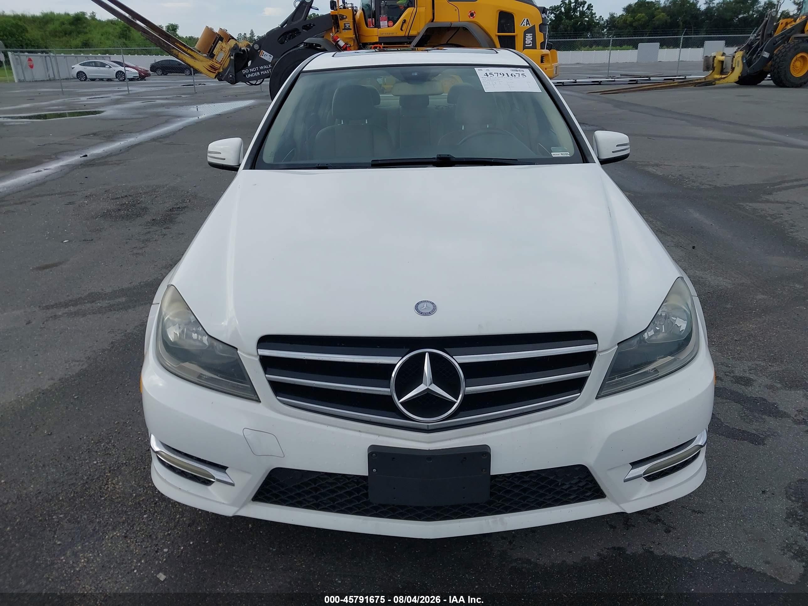 2014 Mercedes-benz C 250 Sport Белый vin: WDDGF4HB7EA961292