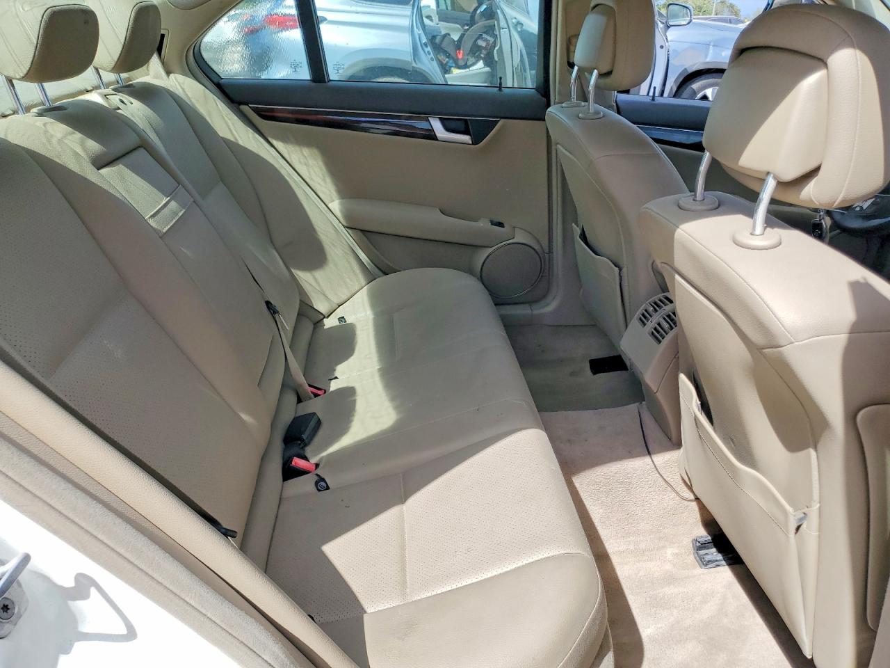 2014 Mercedes-benz C 250 White vin: WDDGF4HB7EA963561
