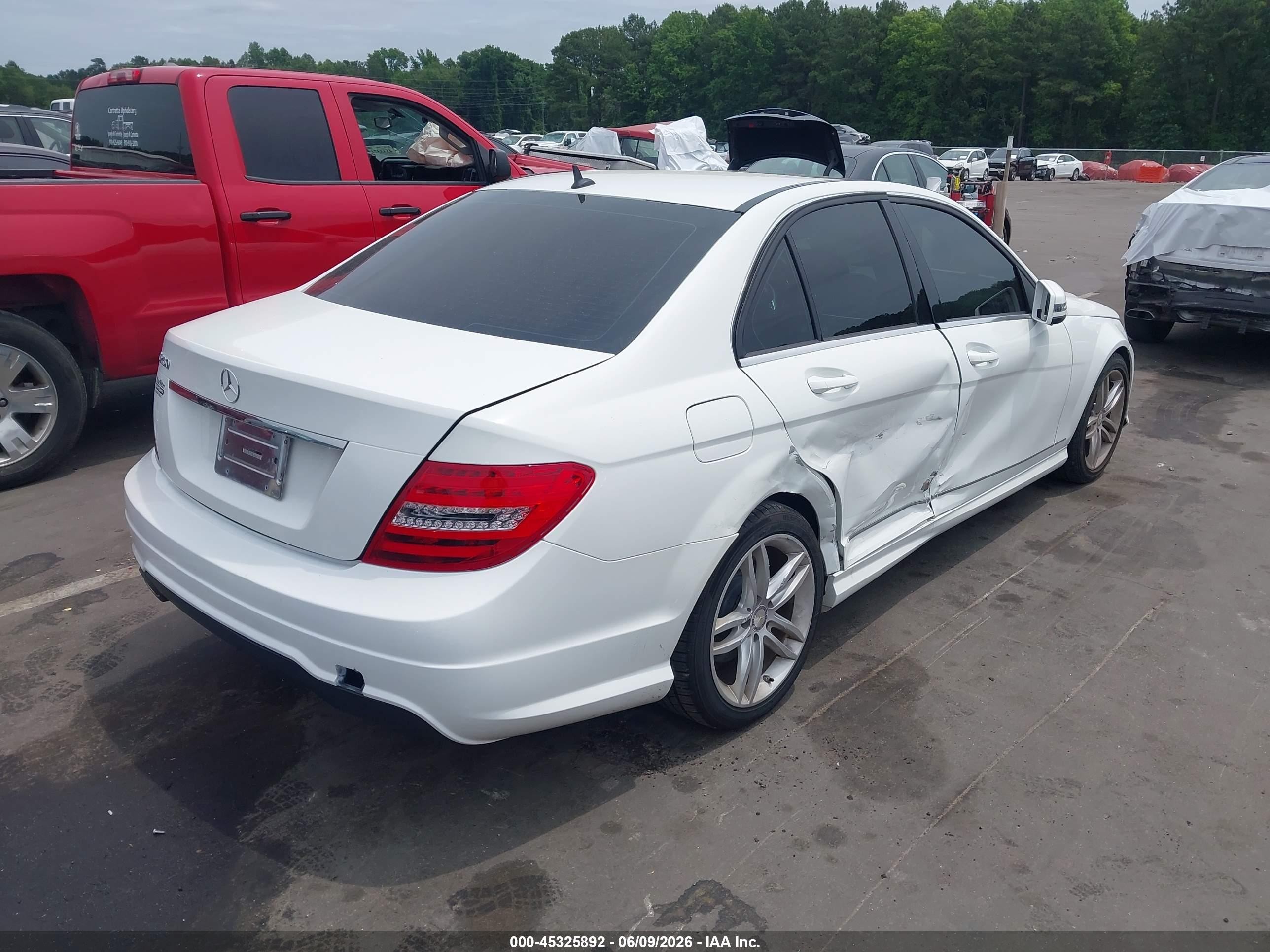 2014 Mercedes-benz C 250 Sport White vin: WDDGF4HB7EG226812