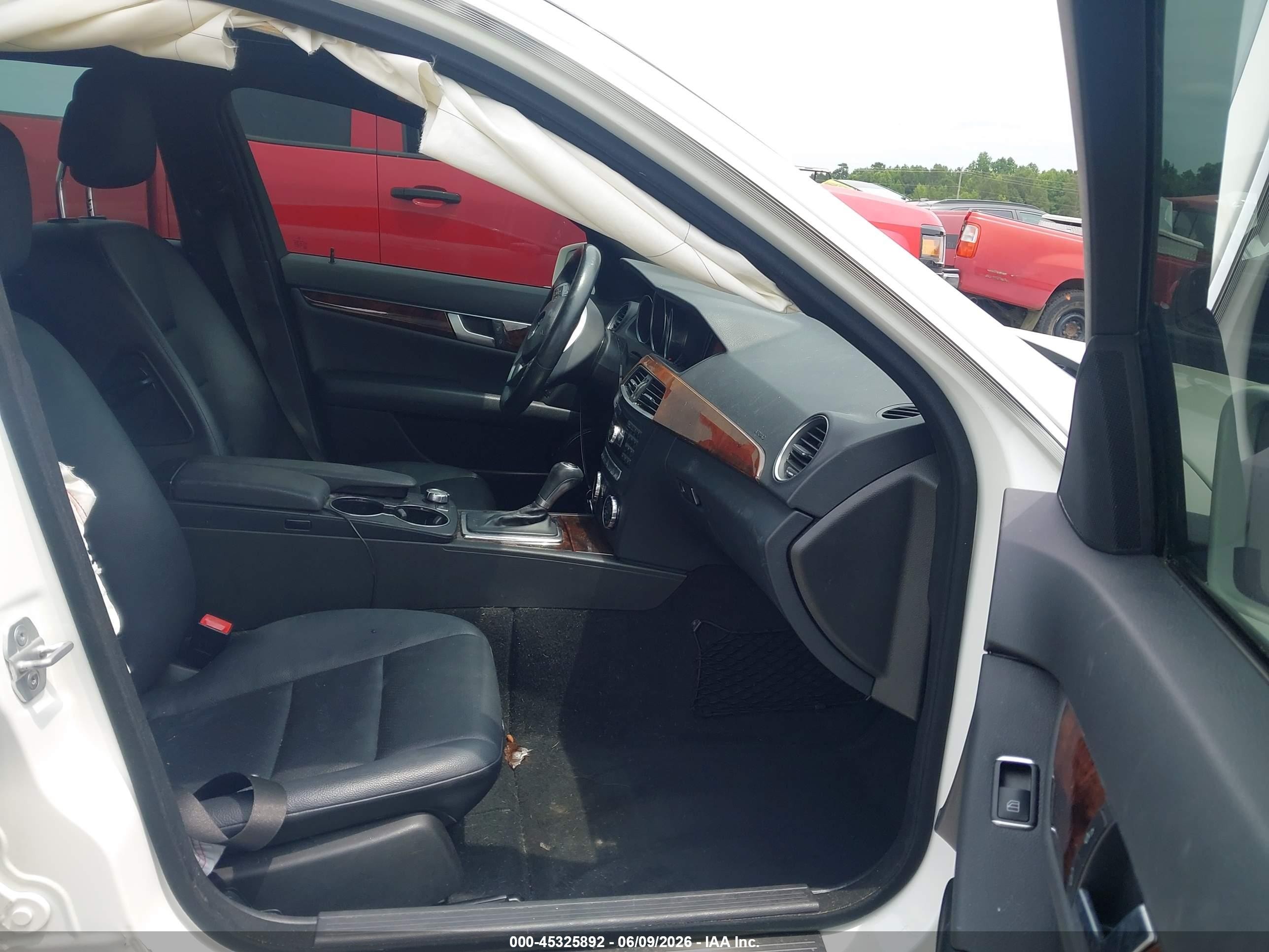 2014 Mercedes-benz C 250 Sport White vin: WDDGF4HB7EG226812