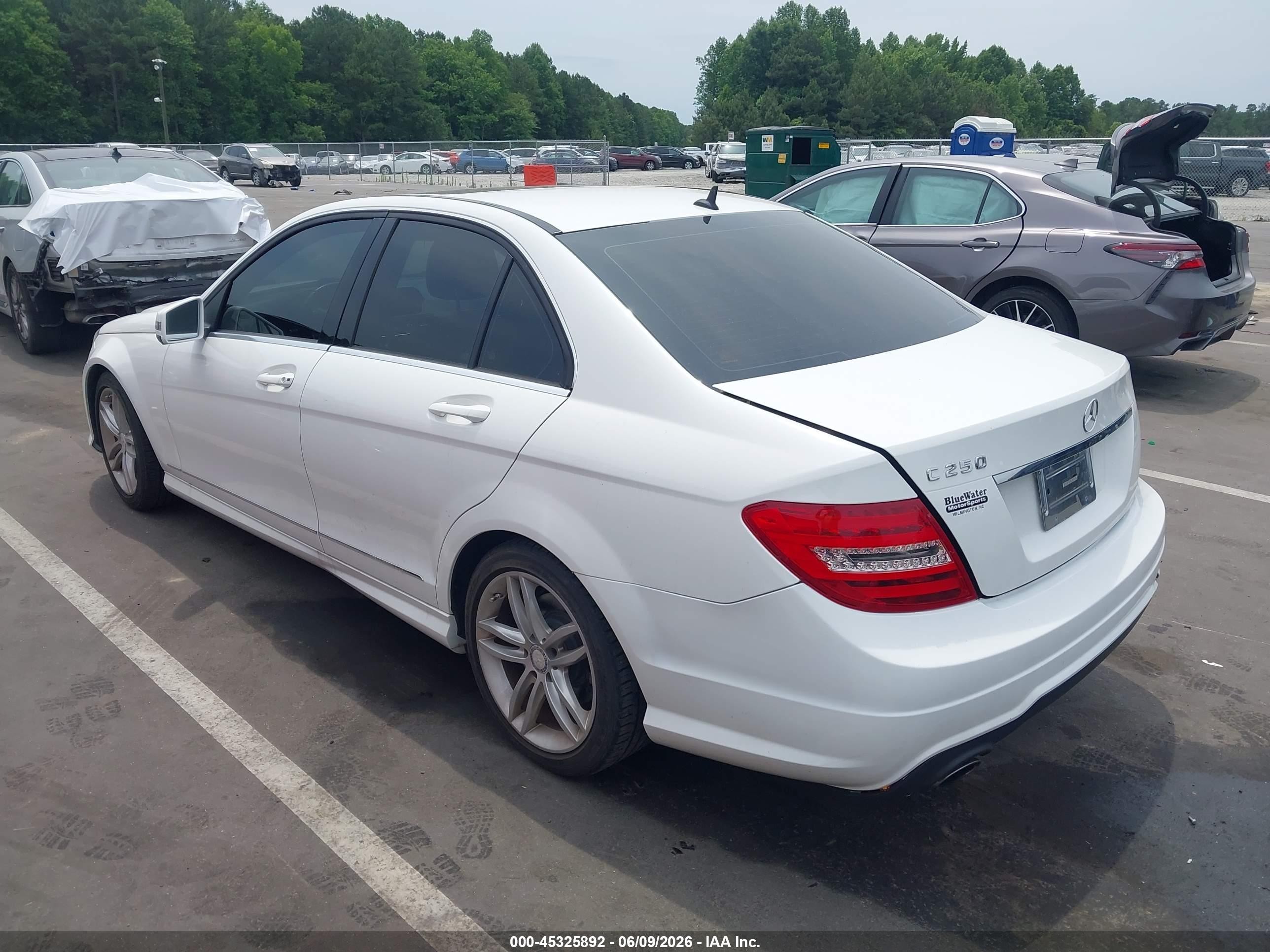 2014 Mercedes-benz C 250 Sport White vin: WDDGF4HB7EG226812