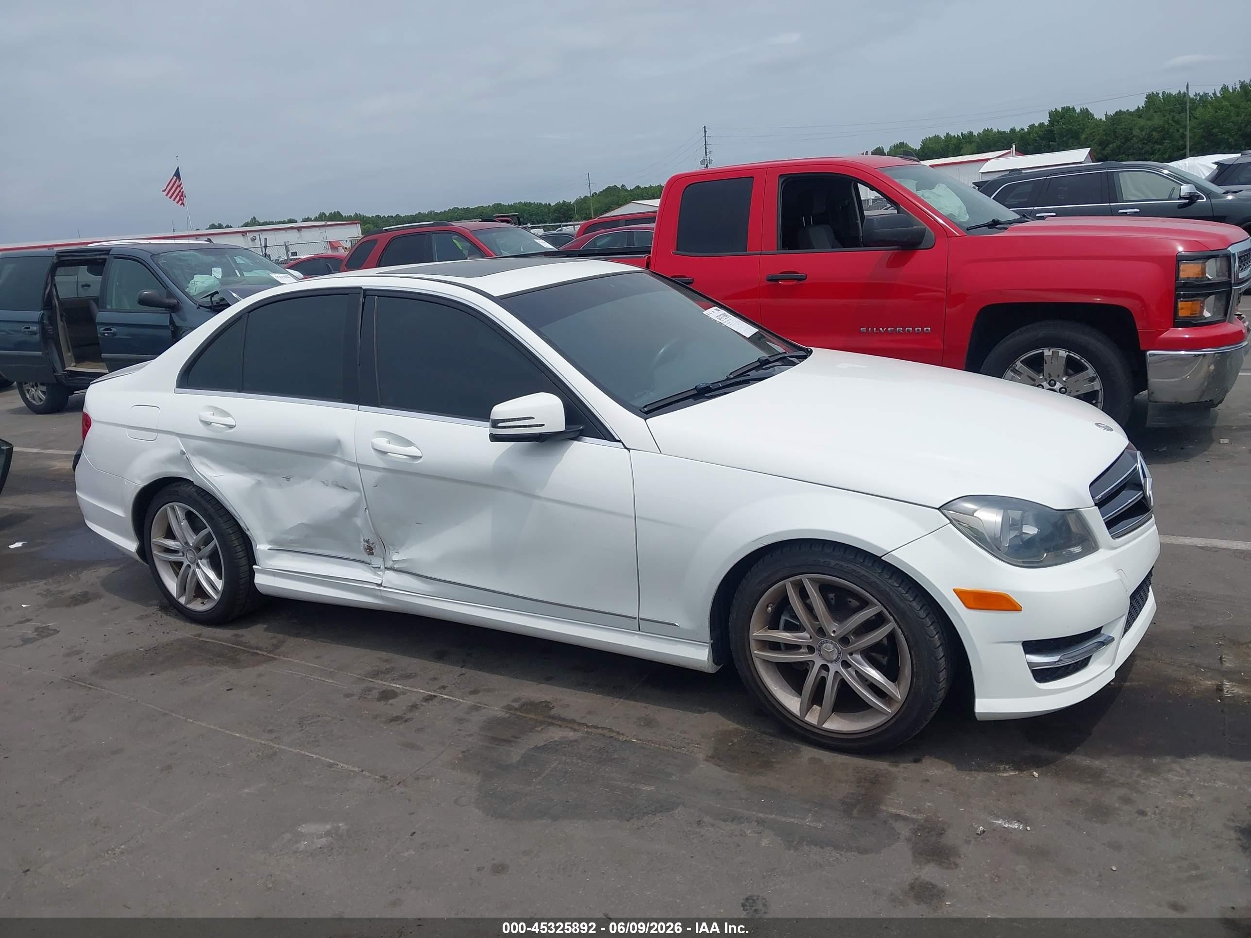 2014 Mercedes-benz C 250 Sport White vin: WDDGF4HB7EG226812