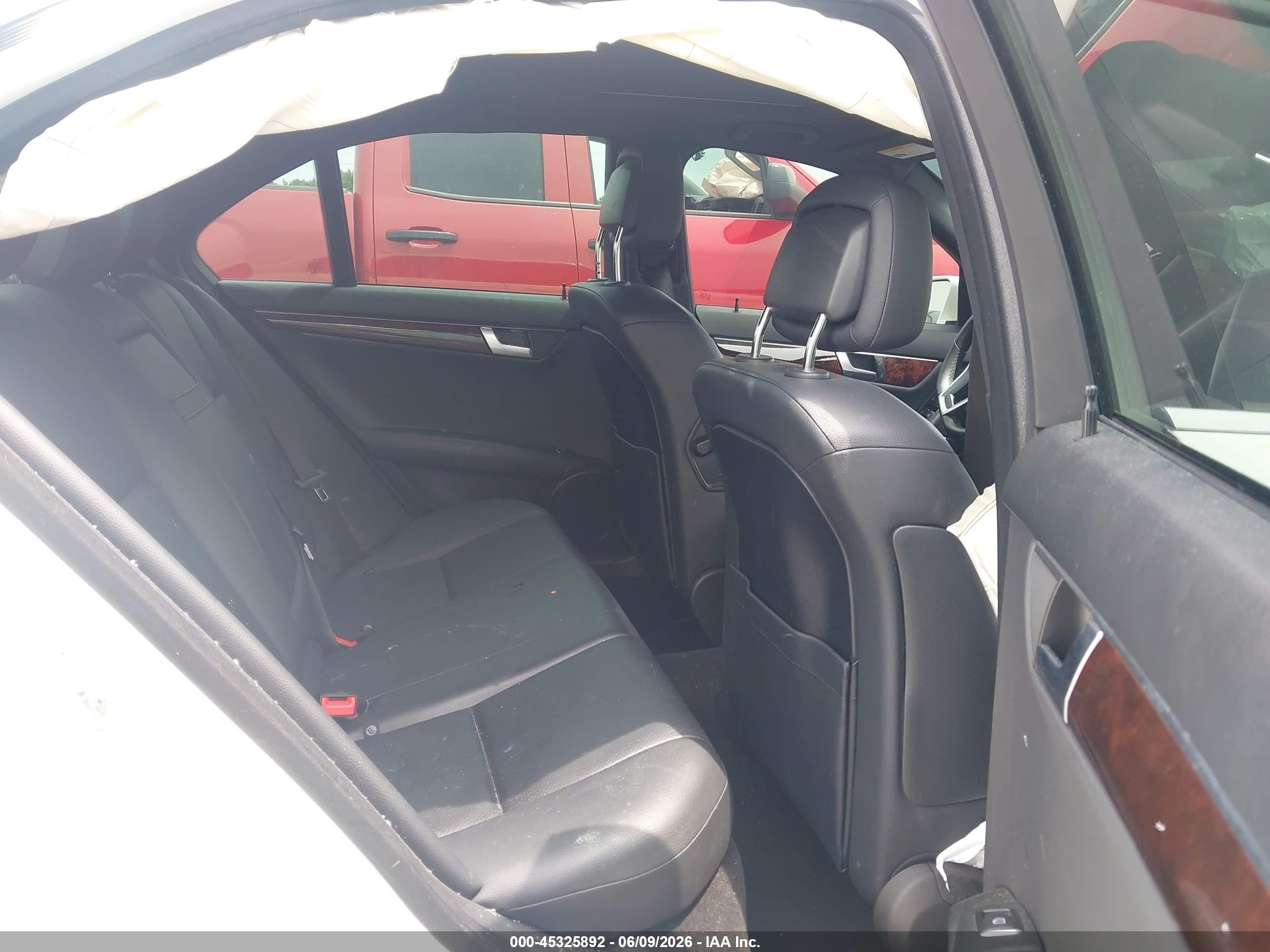 2014 Mercedes-benz C 250 Sport White vin: WDDGF4HB7EG226812