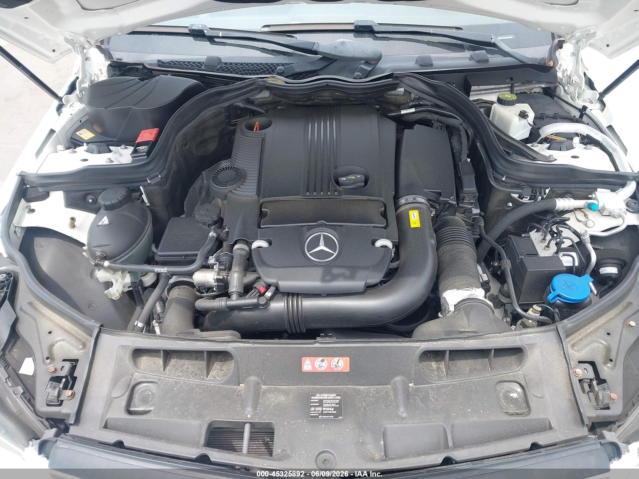 2014 Mercedes-benz C 250 Sport White vin: WDDGF4HB7EG226812