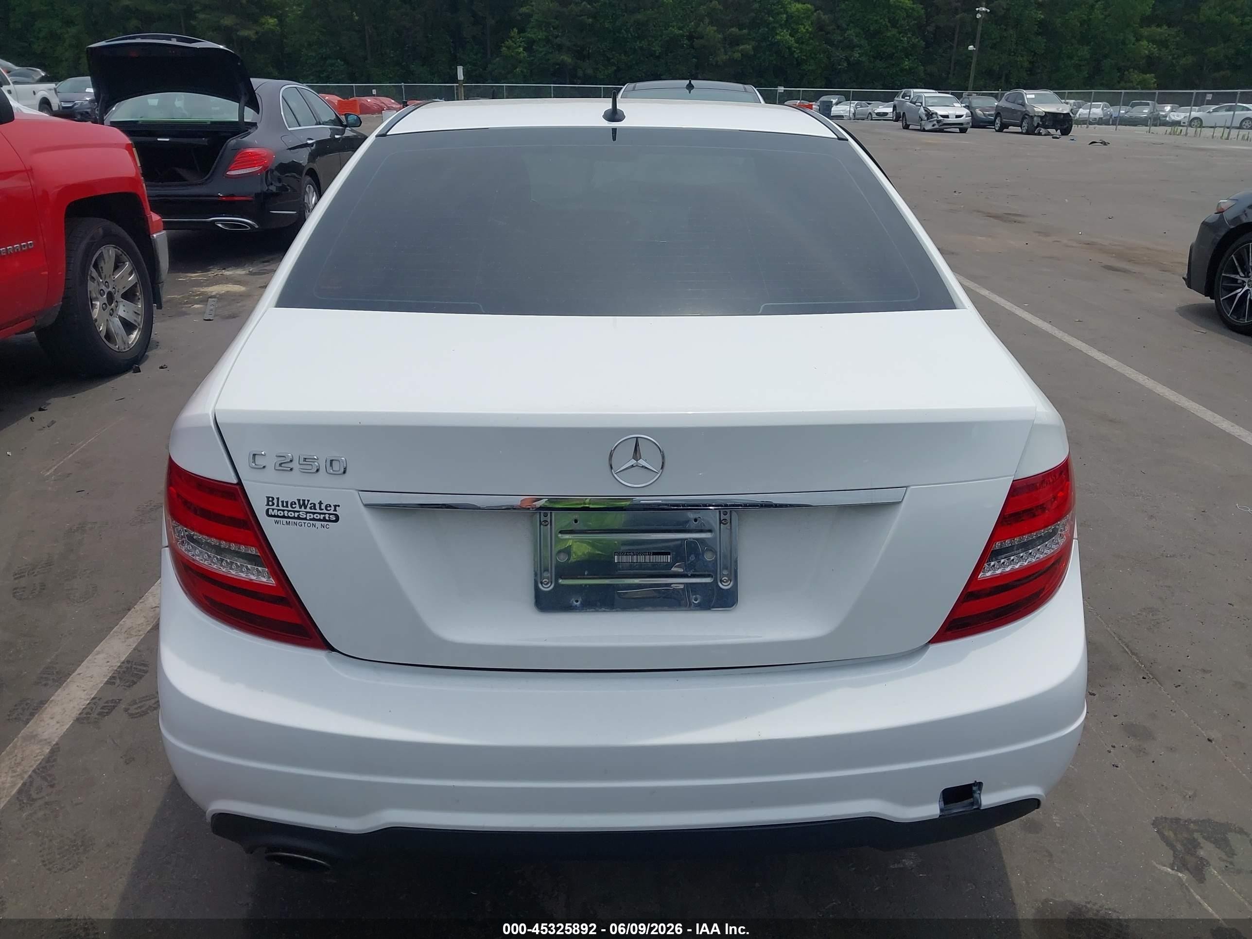 2014 Mercedes-benz C 250 Sport White vin: WDDGF4HB7EG226812
