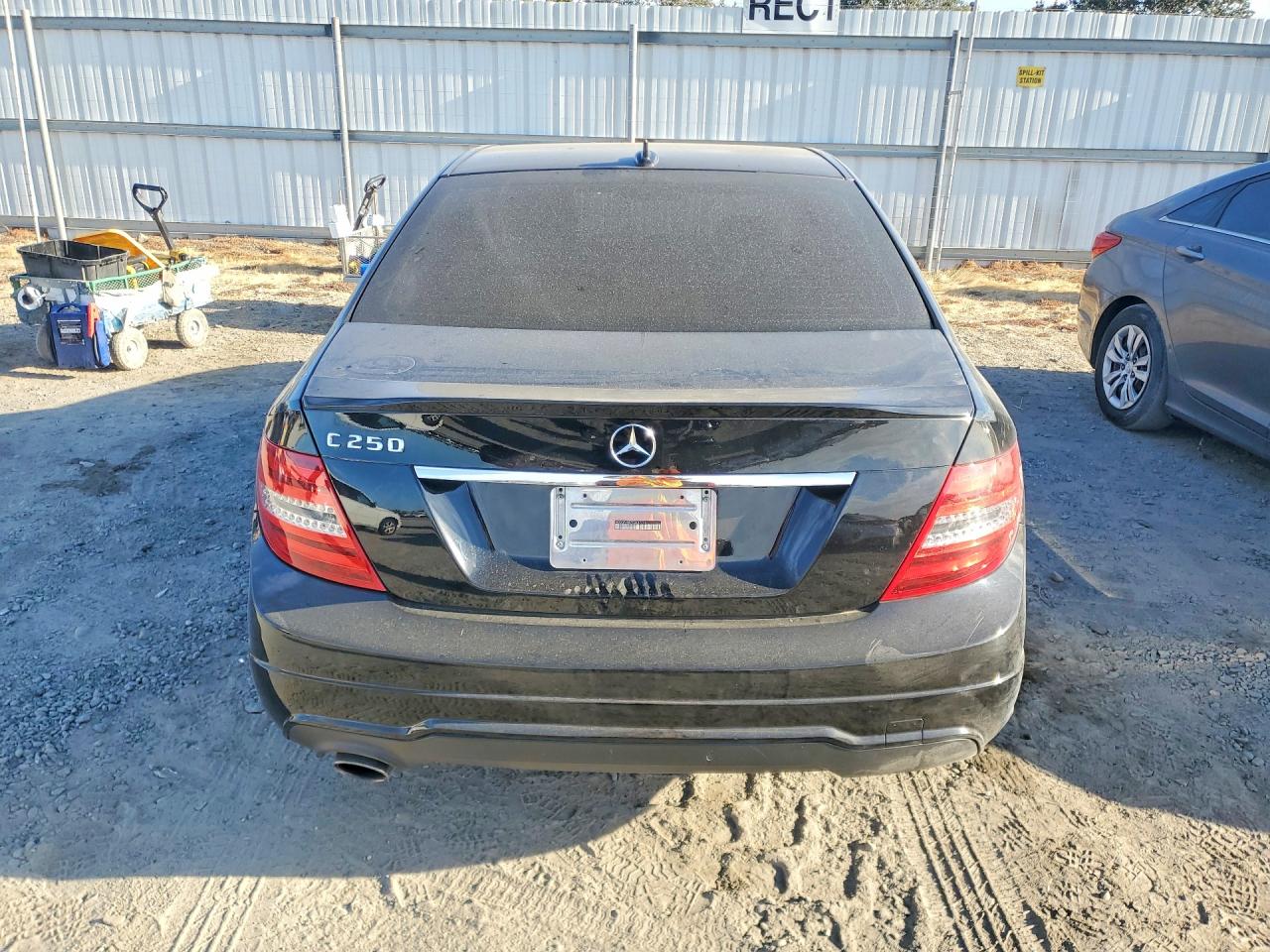 2014 Mercedes-benz C 250 Черный vin: WDDGF4HB7EG237776