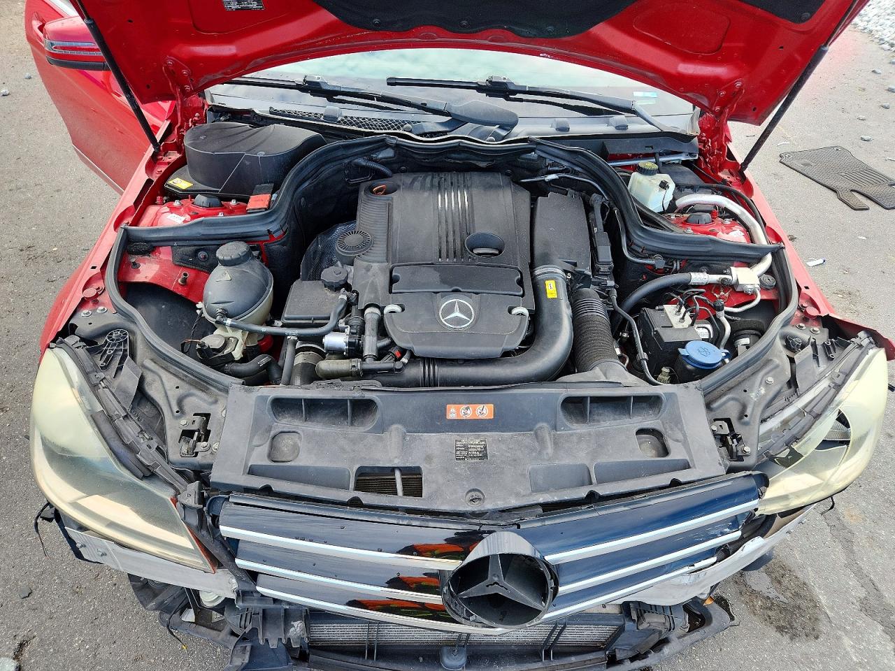 2014 Mercedes-benz C 250 Red vin: WDDGF4HB7ER303456