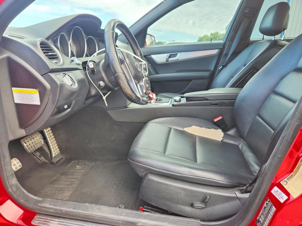 2014 Mercedes-benz C 250 Red vin: WDDGF4HB7ER303456