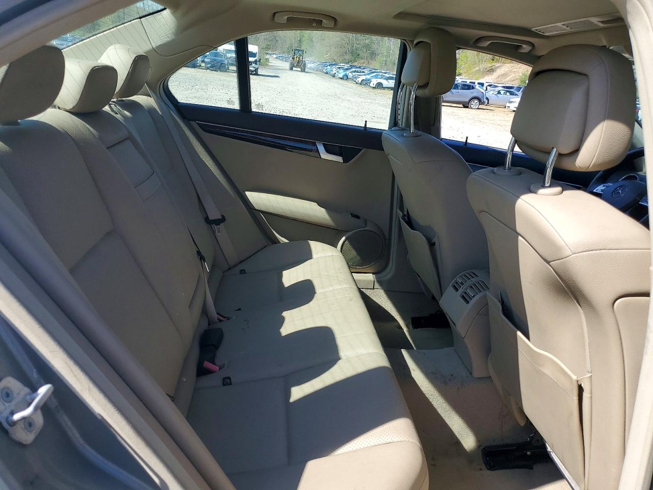 2014 Mercedes-benz C 250 Серебряный vin: WDDGF4HB7ER305899