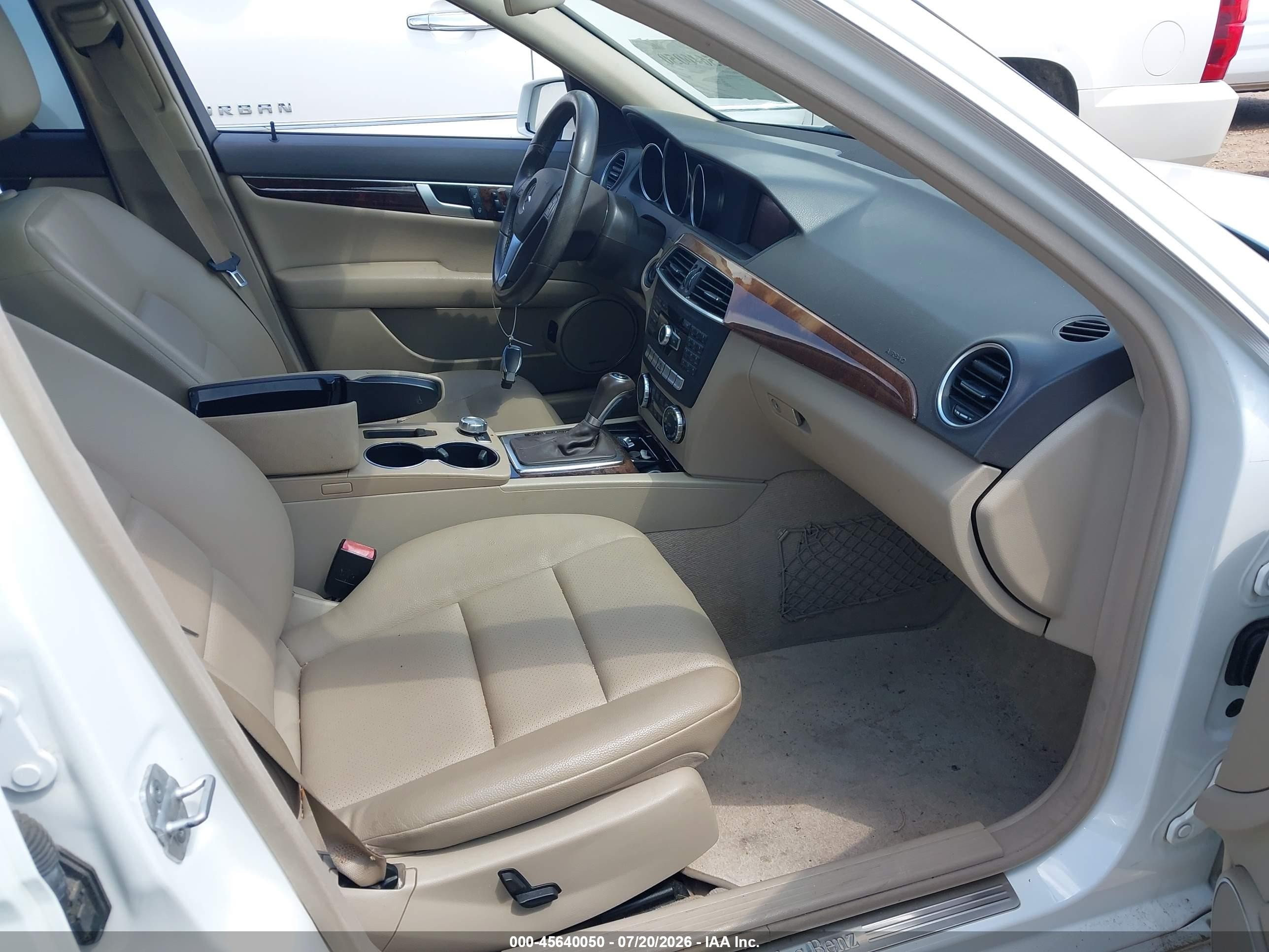 2014 Mercedes-benz C 250 Sport Белый vin: WDDGF4HB7ER306518