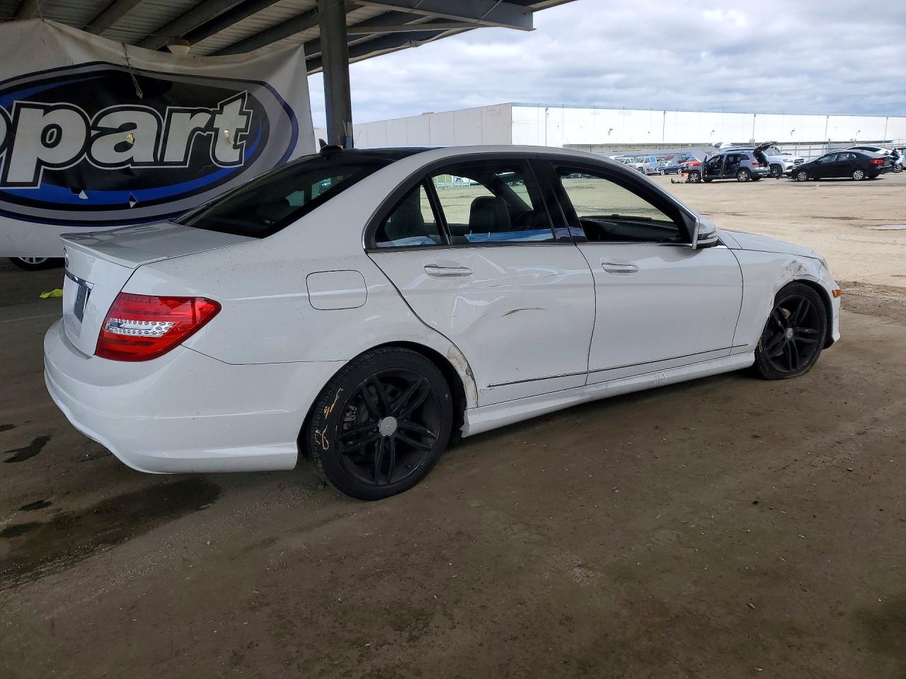 2014 Mercedes-benz C 250 White vin: WDDGF4HB7ER317339
