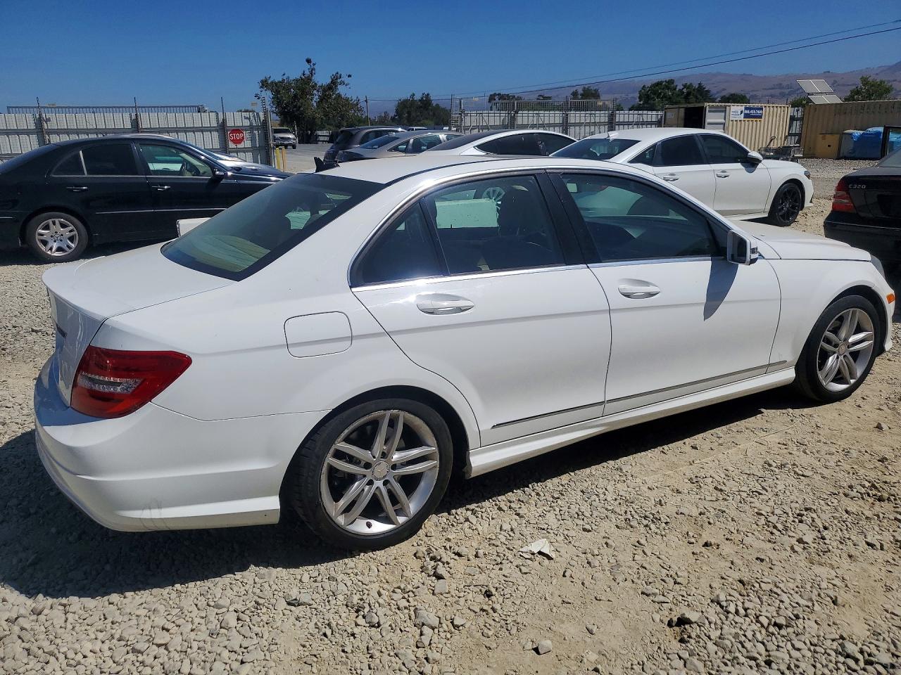2013 Mercedes-benz C 250 White vin: WDDGF4HB8DG095291