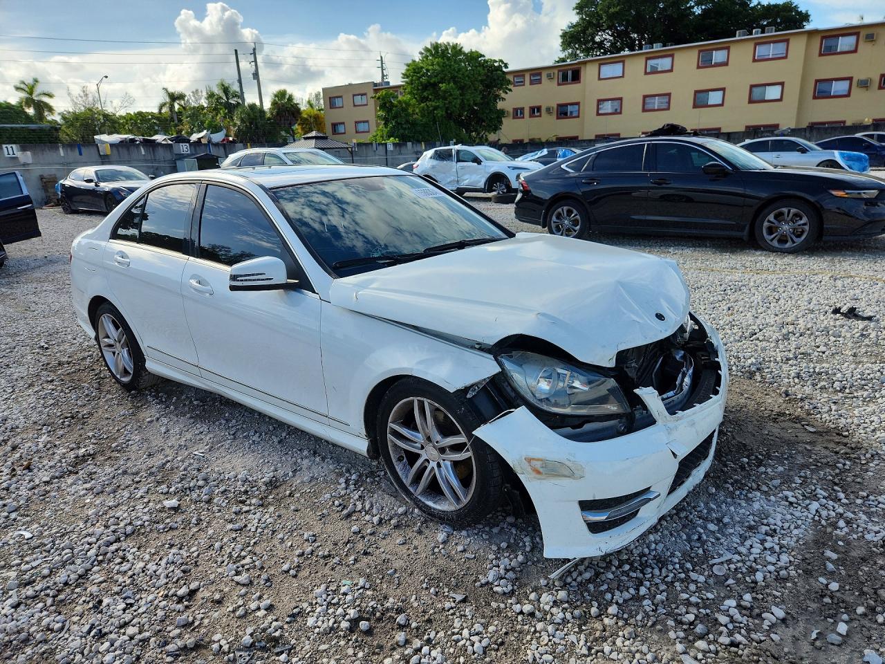 2013 Mercedes-benz C 250 White vin: WDDGF4HB8DR270062