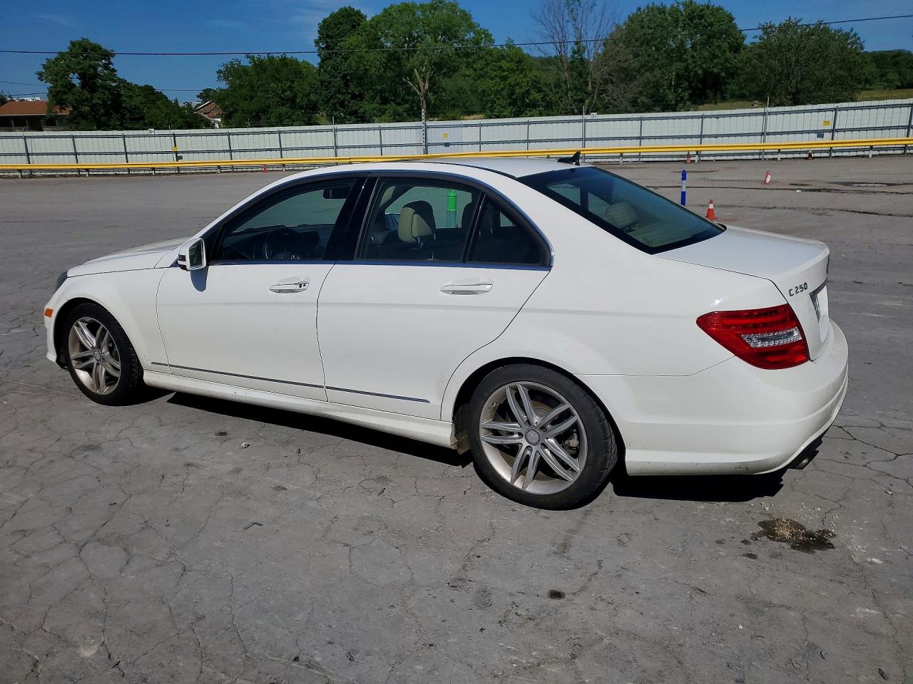 2013 Mercedes-benz C 250 White vin: WDDGF4HB8DR296757