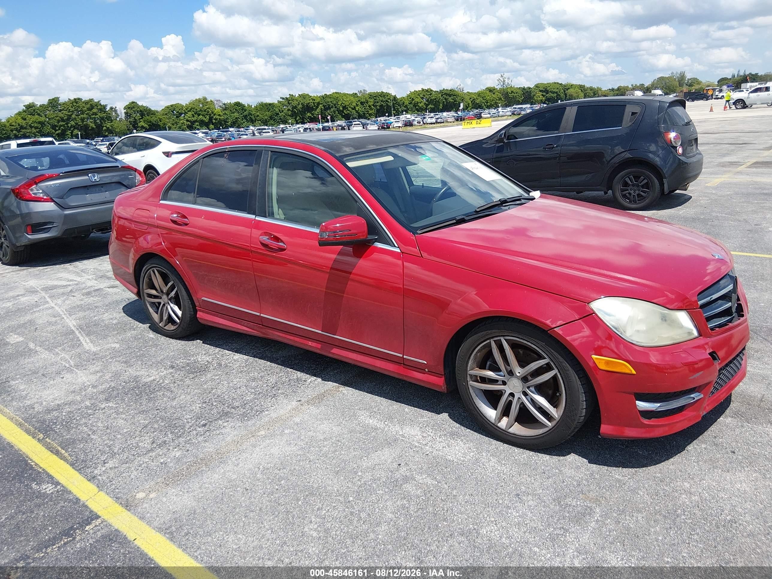 2014 Mercedes-benz C 250 Sport Красный vin: WDDGF4HB8EG210215