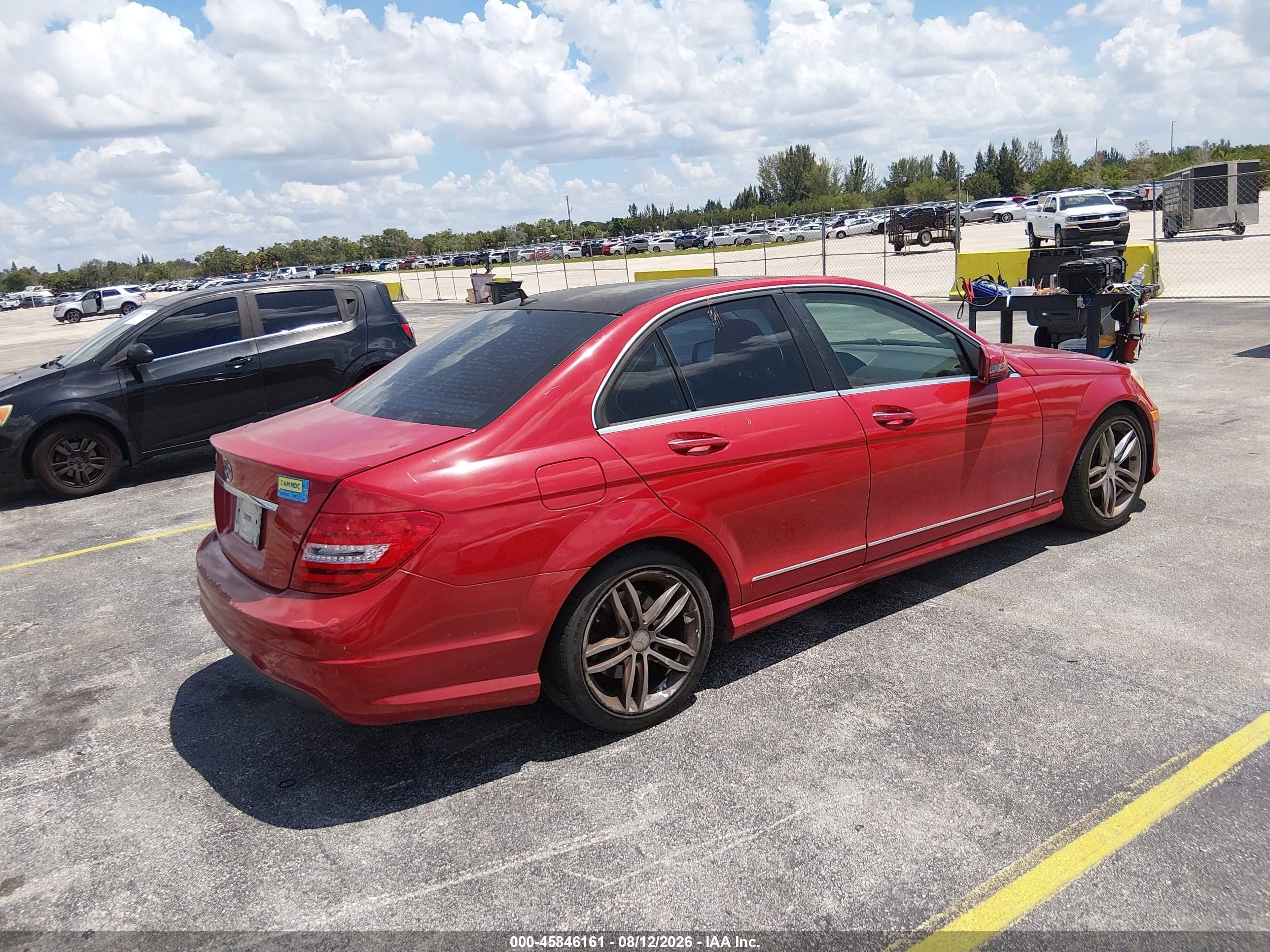 2014 Mercedes-benz C 250 Sport Красный vin: WDDGF4HB8EG210215