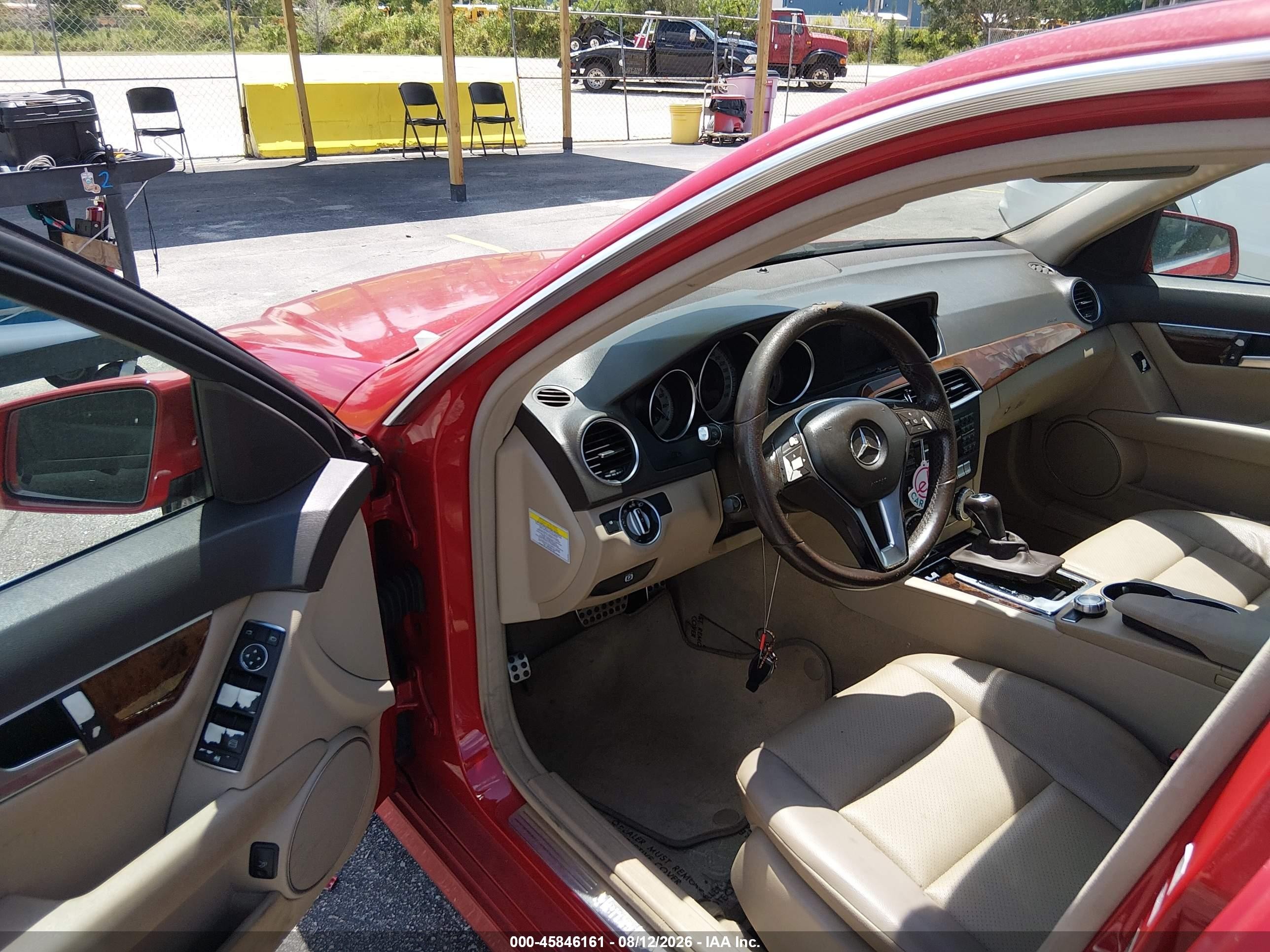 2014 Mercedes-benz C 250 Sport Красный vin: WDDGF4HB8EG210215