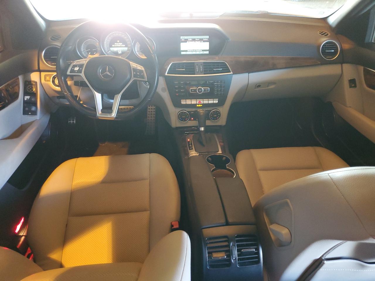 2014 Mercedes-benz C 250 Серебряный vin: WDDGF4HB8EG237835