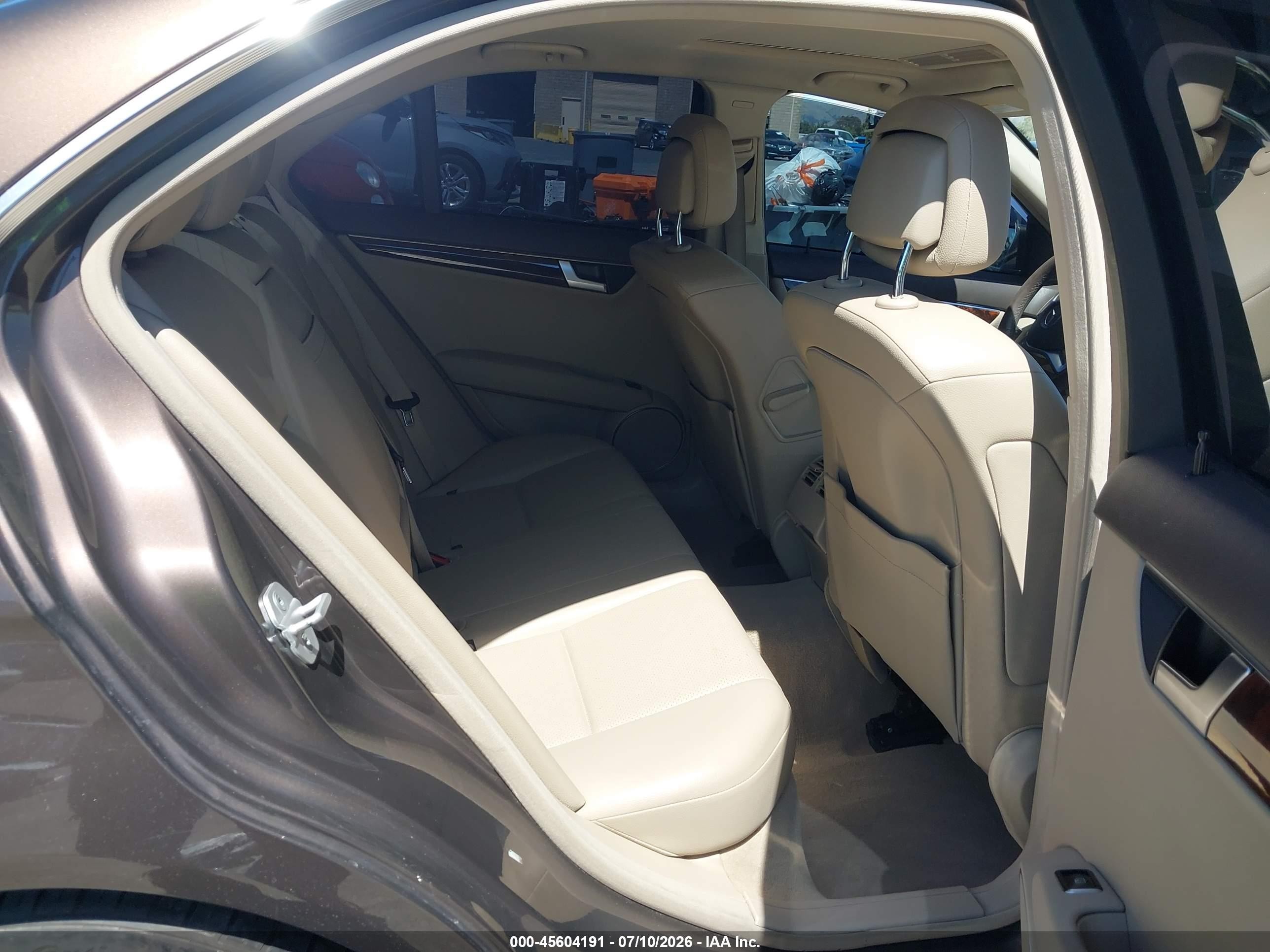 2014 Mercedes-benz C 250 Sport Коричневый vin: WDDGF4HB8EG241075