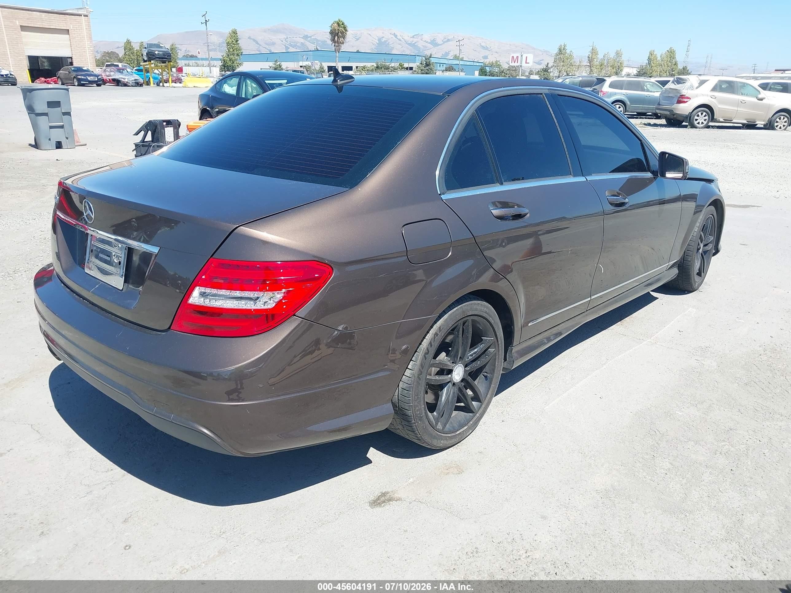 2014 Mercedes-benz C 250 Sport Коричневый vin: WDDGF4HB8EG241075