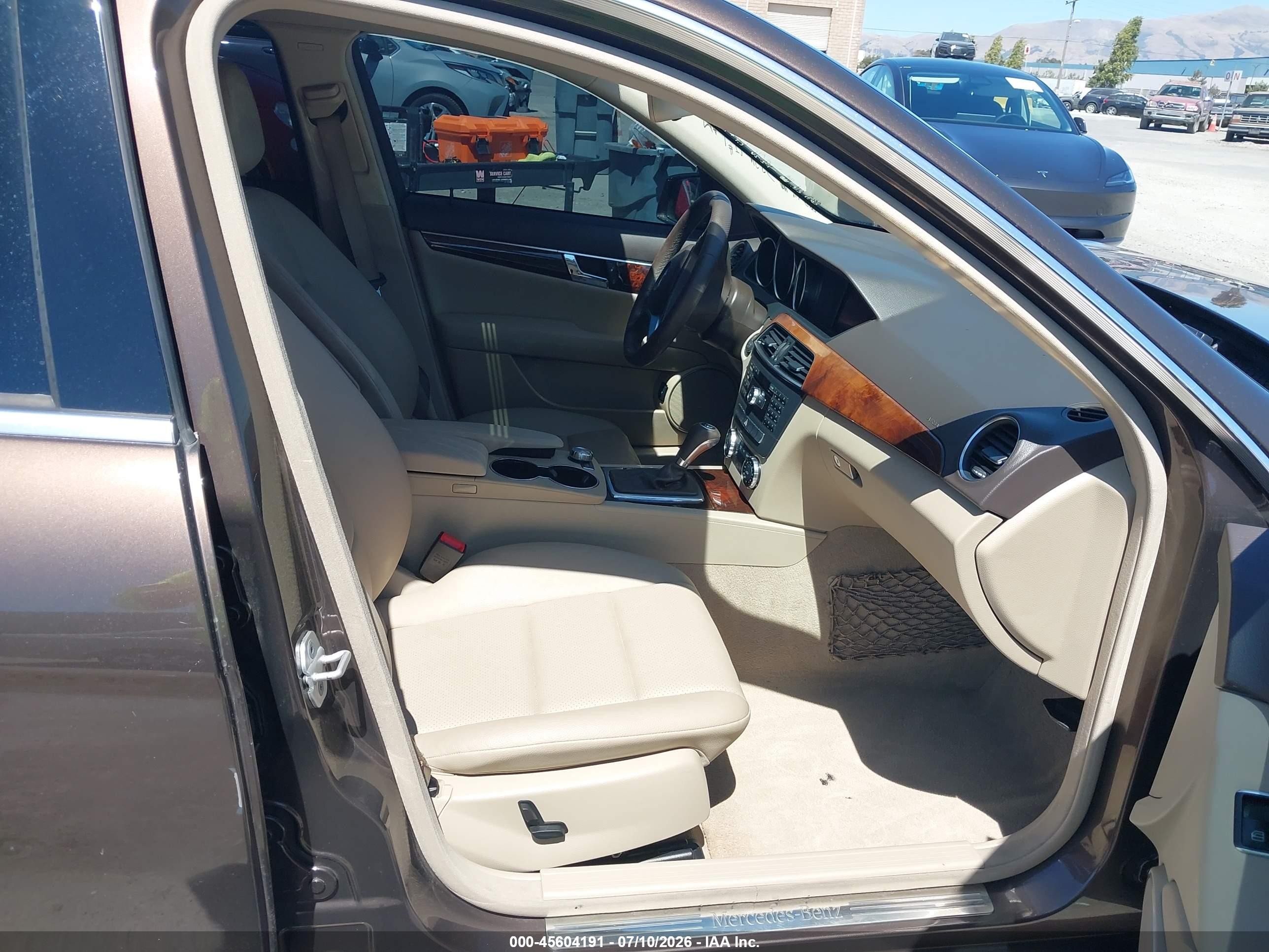 2014 Mercedes-benz C 250 Sport Коричневый vin: WDDGF4HB8EG241075