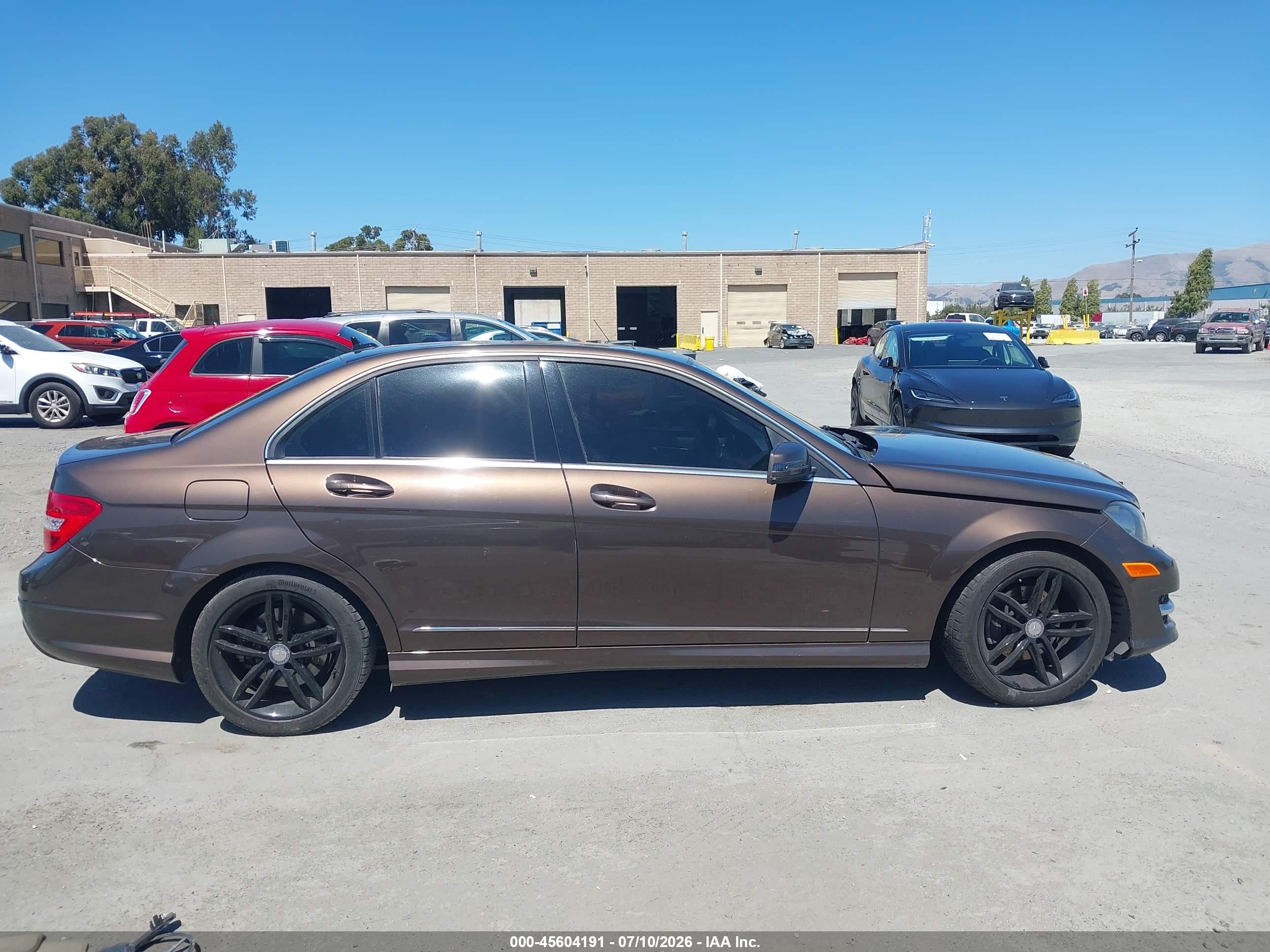 2014 Mercedes-benz C 250 Sport Коричневый vin: WDDGF4HB8EG241075