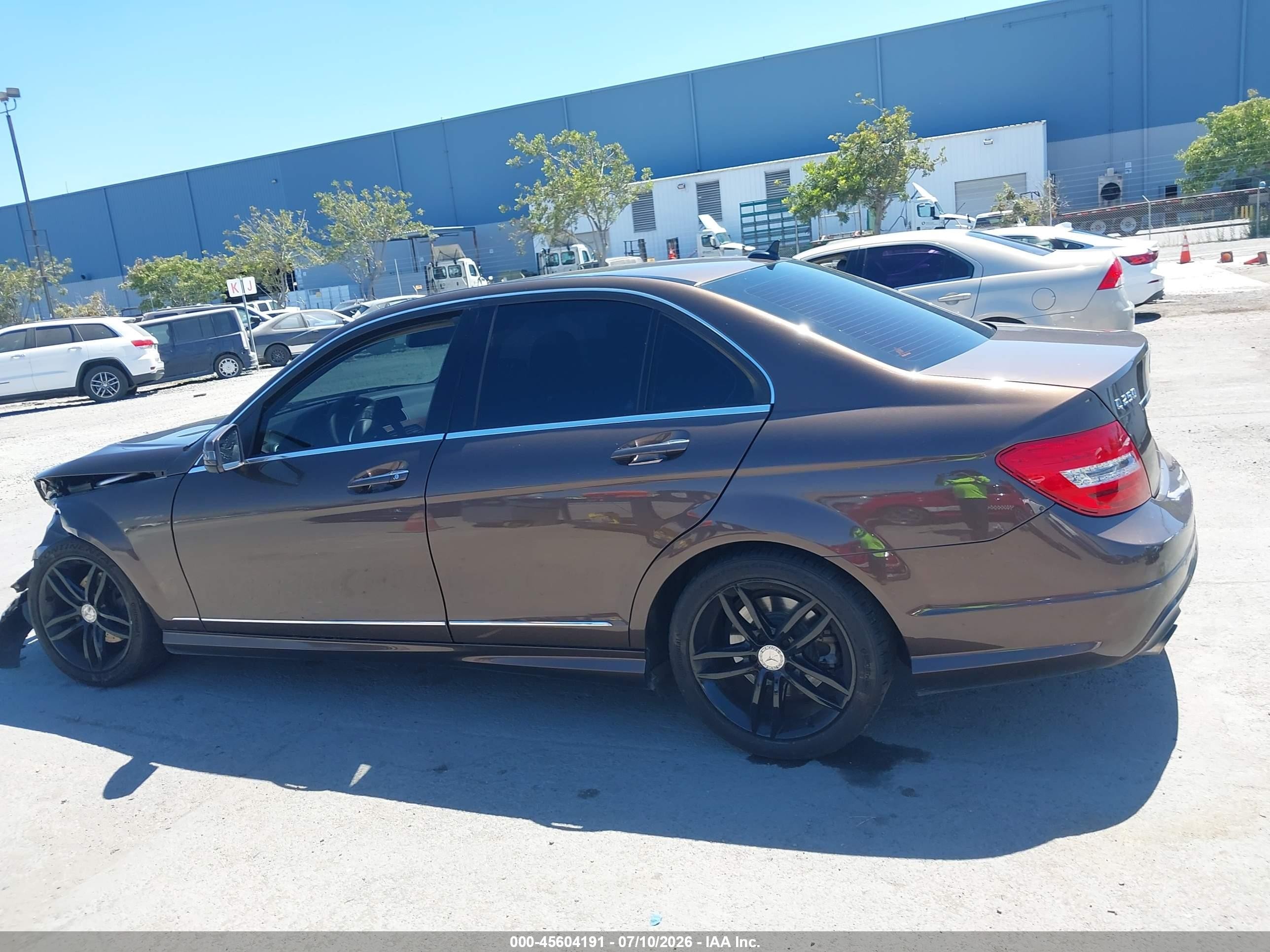 2014 Mercedes-benz C 250 Sport Коричневый vin: WDDGF4HB8EG241075