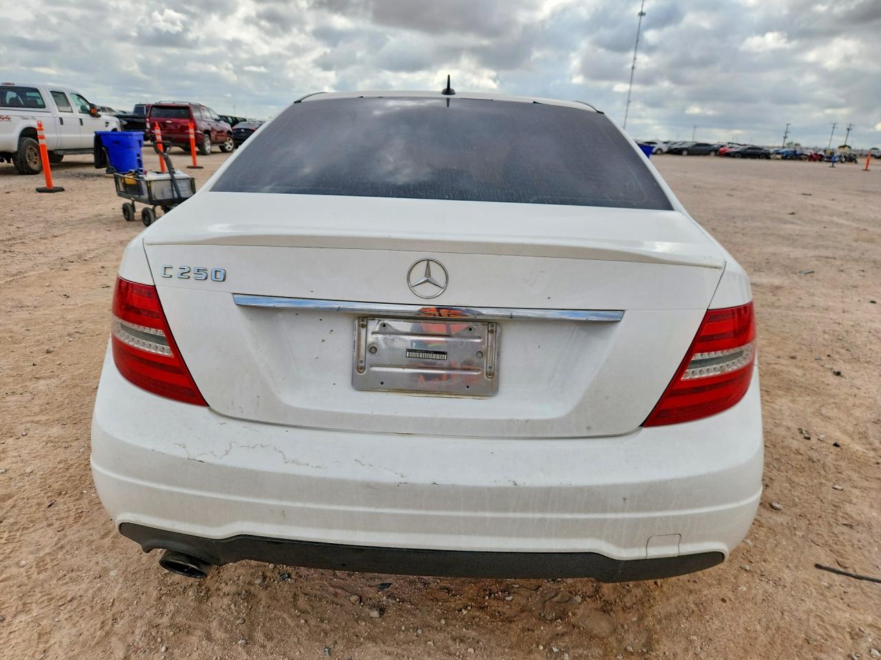 2014 Mercedes-benz C 250 Белый vin: WDDGF4HB8ER313199