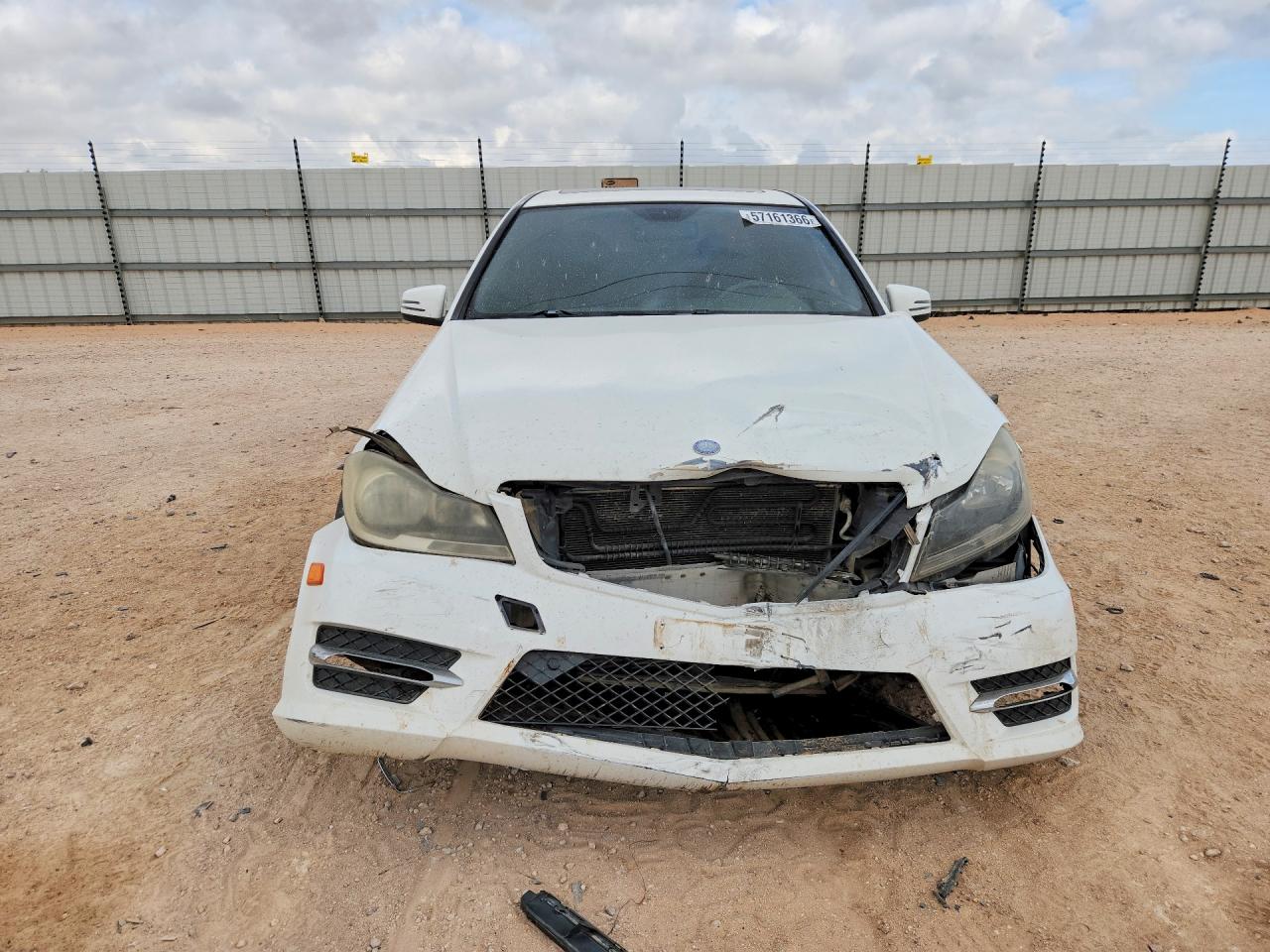 2014 Mercedes-benz C 250 Белый vin: WDDGF4HB8ER313199