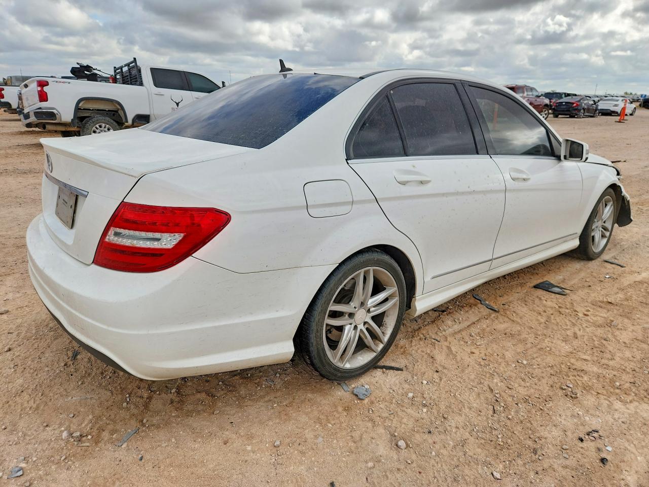 2014 Mercedes-benz C 250 Белый vin: WDDGF4HB8ER313199